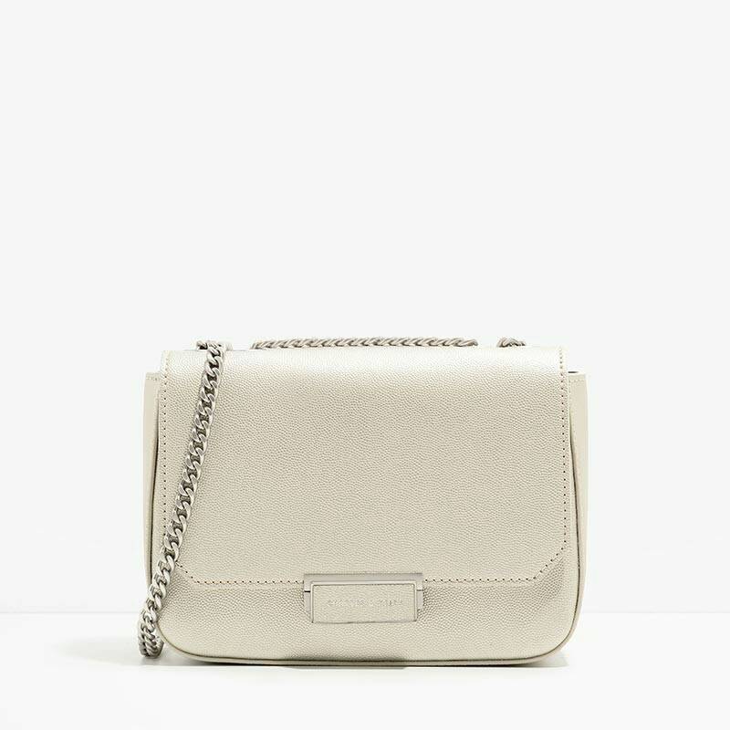 CHARLES & KEITH PUSH-LOCK CHAIN SLING BAG Best seller กระเป๋าอยู่ทรงสวย วัสดุลายคาร์เวียร์หนังสวยใช้ เปิดปิดด้วยตัวล็อค ด้านในมีช่องซิป 1 ช่อง จะสะพาย แบบสายโซ่คู่/เดี่ยวก็สวยน่ารักค่ะ