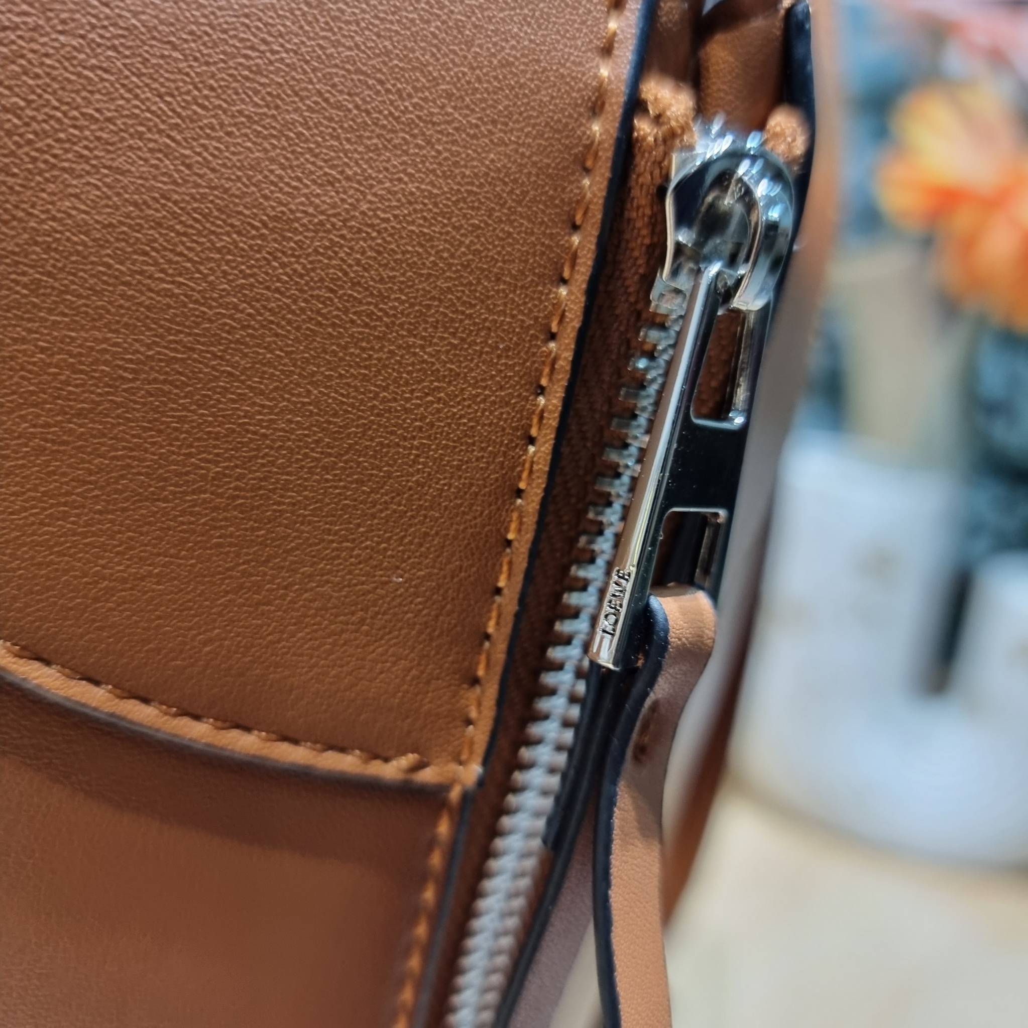 LOEWE SMALL HAMMOCK IN CLASSIC CALFSKIN พร้อมส่ง กระเป๋าสะพายดีไซส์เก๋ สามารถปรับเปลี่ยนรูปทรงได้หลากหลาย มีลูกเล่นทำให้ใช้ได้ไม่มีเบื่อ