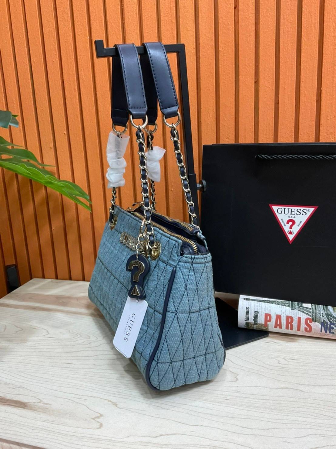 GUESS CROSSBODY BAG กระเป๋าถือหรือสะพาย ขนาดกำลังดี วัสดุ pu. faux leather หนังนิ่ม นุ่มมาก สวยอยู่ทรง มาพร้อมพวงกุญแจน่ารักๆ ถอดออกได้ ด้านหน้าประดับโลโก้แบรนด์