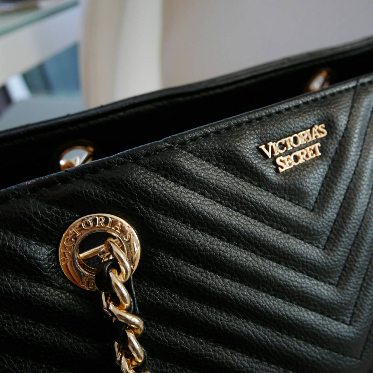 Victoria's Secret Shoulder Bag กระเป๋าสะพายทรงหรูจาก Victoria's Secret หนัง PU หนา รับน้ำหนักได้เยอะ เปิดปิดด้วยซิป ด้านหน้าประดับตัวอักษร VS ภายในมีช่องซิปและช่องใส่ของ จุได้เยอะค่ะ ใส่เอกสาร A4 หนังสือ ipad ได้สบาย เป็นอีกหนึ่งรุ่นเเนะนำที่สาว