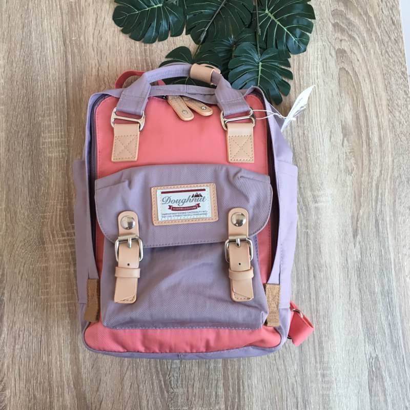 ของแท้ Doughnut mini bagpack กระเป๋าเป้ทีฮิตกันมากในหมู่วัยรุ่นฮองกง ด้วยสีสันที่โดดเด่น โทนสีพาสเทล ดีไซน์น่ารัก ทันสมัย กันน้ำได้ ช่องใส่ของหลายช่องแยกเป็นสัดส่วน จะสะพายไปเรียนหรือเที่ยวได้ในใบเดียวเลยคร้าา