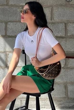 LOUIS VUITTON MONOGRAM LOOP BAG กระเป๋าทรง Loop ที่รังสรรค์ออกมาได้สวย เก๋ และดูดีมากๆ หนังแท้ มีความนิ่มละมุน สัมผัสแล้วคือใช่เลยค่ะ😘 ด้านหน้ามีช่องซิปเล็กให้ใส่ของจุกจิก เปิด-ปิดช่องหลักแบบซิป ภายในสามารถใส่กระเป๋าเงินใบกลางได้;มือถือได้ทุกรุ่น;