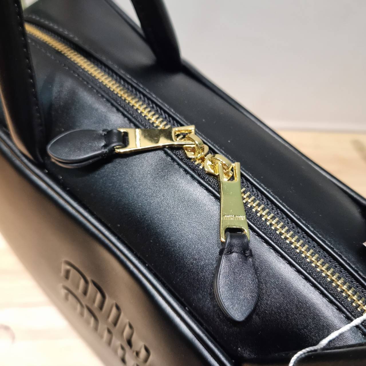 MIU MIU LEATHER BEAU BAG กระเป๋าถือรุ่นสุดจึ้ง ที่ไม่มีตอนนี้คือพลาด ดีไซน์เรียบแต่มากมีอยู่จริง สวยดูแพง หูจับในตัวง่ายและสะดวกพกพา เพียงแค่คล้องไหล่ ขนาดใหญ่จุของได้แบบสบายๆ