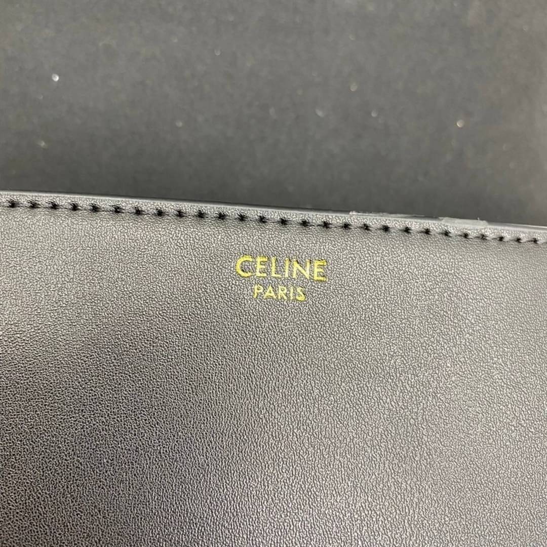 VIP 】CELINE FOLCO CUIR TRIOMPHE in Smooth Calfskin ใหม่ล่าสุดของแบรนด์CELINE ให้ลุคชิคแอนด์ชิล (GWP) พรีเมี่ยมกิ๊ฟ Limited Edition จาก CELINE PERFUME DUTY FREE COUNTER วัสดุหนังแท้ (Calfskin) ขนาดกระทัดรัด น้ำหนักเบา โดดเด่นด้วยดีไซน์โลโก้แบรนด์ที่ด้านหน้