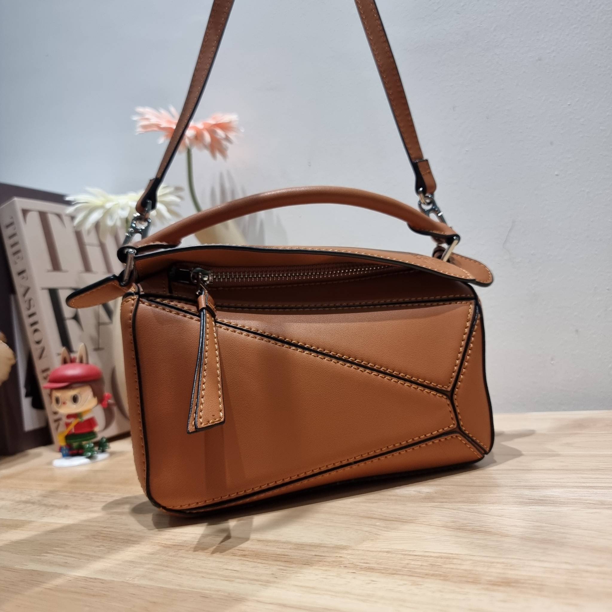 LOEWE MINI PUZZLE BAG IN CLASSIC สุดยอดแบรนด์ที่ดีไซน์เป็นเอกลักษณ์ โดดเด่น สวยหรู กับกระเป๋าสะพายข้างทรงกล่อง ไซส์มินิ สไตล์พัซเซิล