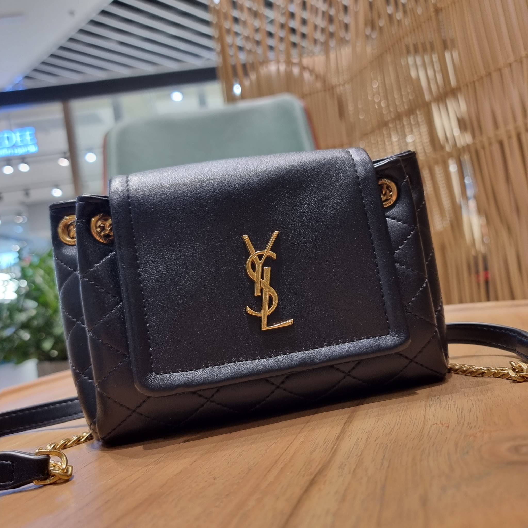 Yves Saint laurent mini nolita in lambskin / YSL mini nolita น้องสาวคนสวยที่ต้องตาเมื่อแรกเห็น กระเป๋าสะพายดีไซน์หรู ไซส์มินิ แบรนด์นี้ไม่เคยทำให้ผิดหวังจริงๆ ด้วยดีเทลความเรียบง่ายแต่มีความหรูอยู่ในตัว วัสดุหนังแกะ สัมผัสดีงามมากๆ เปิด-ปิดด้วยกระดุมแม่เห