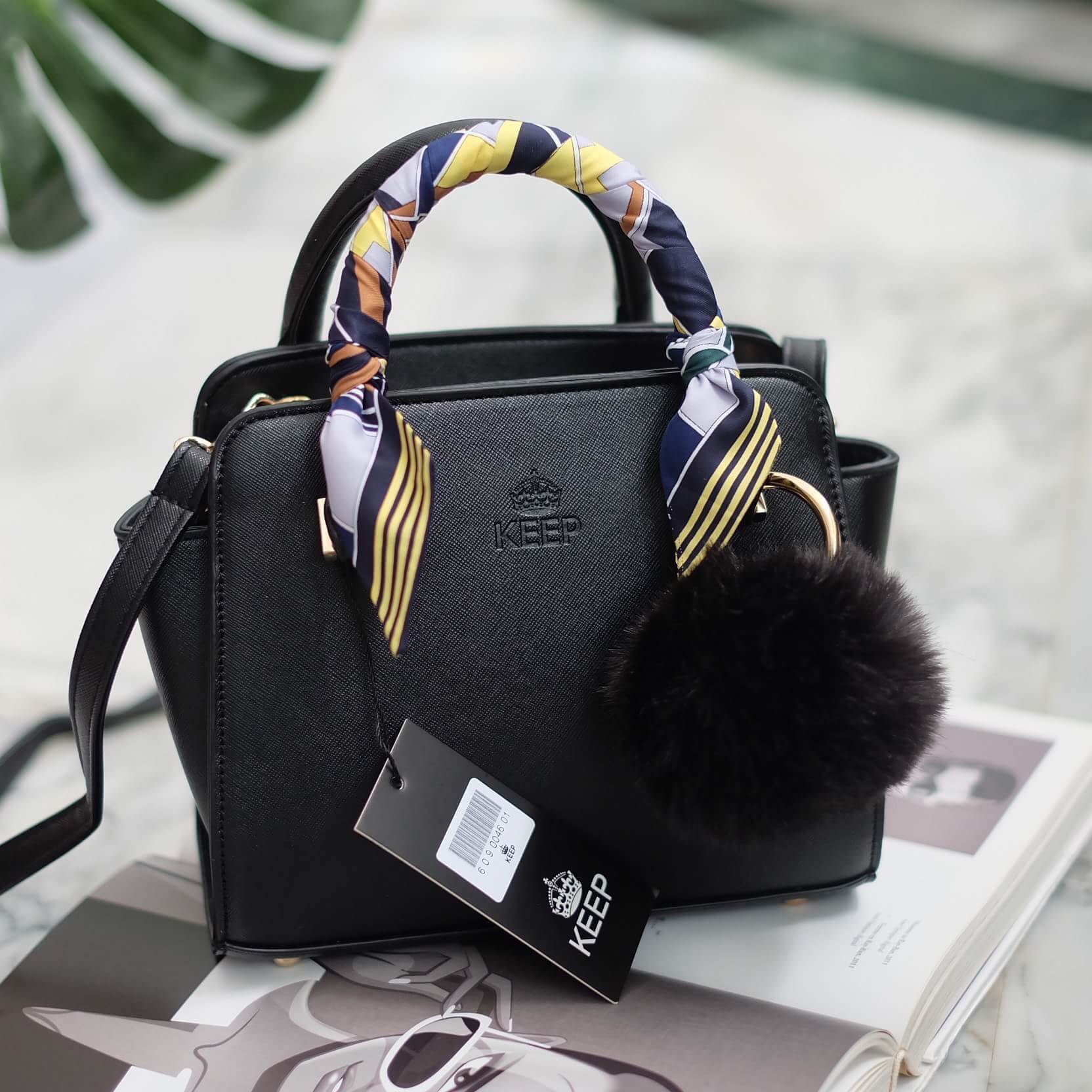 งานแท้ชนช้อป 👍 รุ่นใหม่ล่าสุด หนัง saffiano สวยมากๆค่า รุ่น KEEP saffiano leather Mini office bag สวย น่ารัก ขนาดตอบทุกโจทย์การใช้งาน เห็นแล้ว #หลงรักเลยคะ 🌲ตัวกระเป๋าขนาดกำลังดีหนังsaffiano ลายสวยที่สำคัญ ดูแลรักษาง่าย ประดับด้วยผ้าพันหูกระ