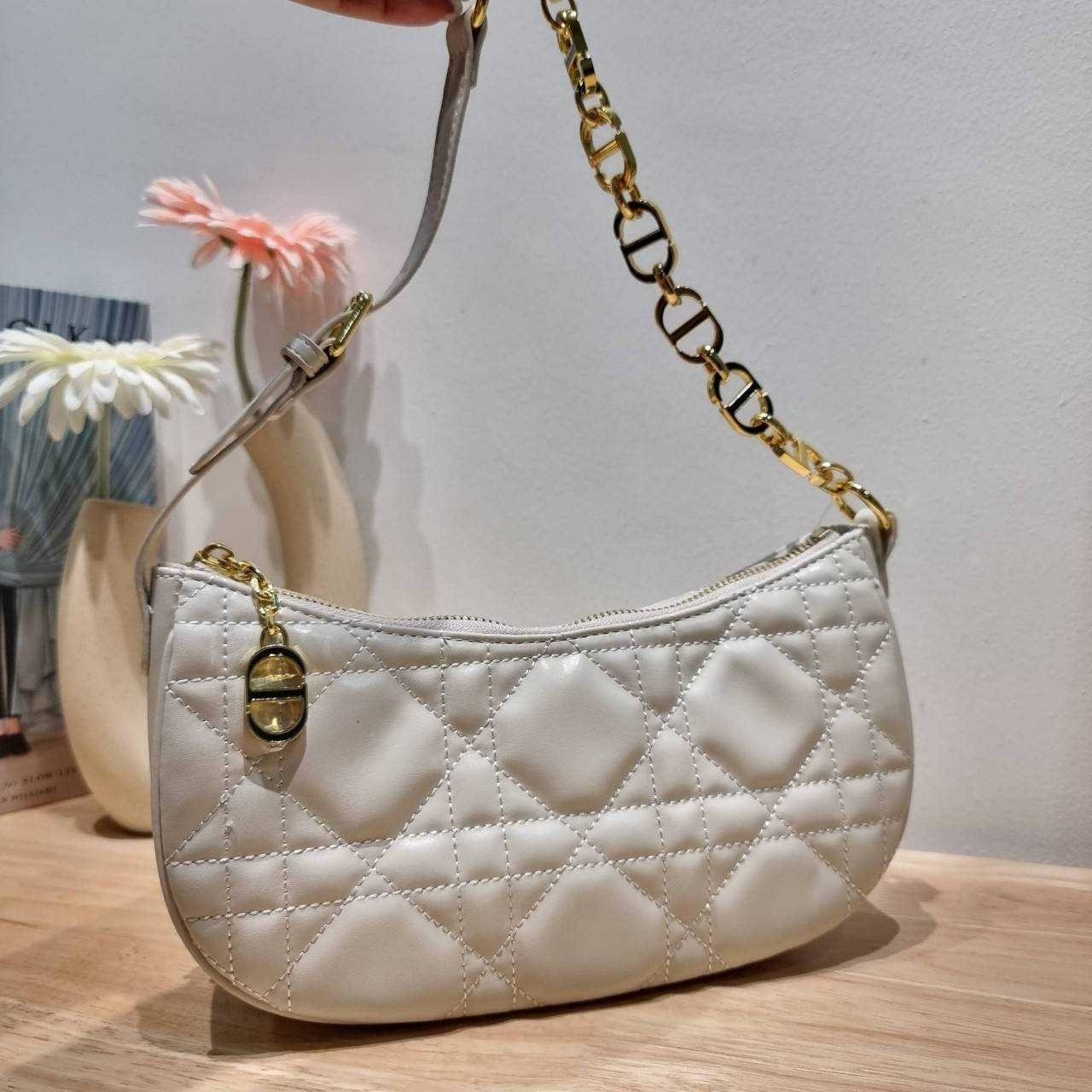 Dior White Supple Macrocannage / CD LOUNGE BAG กระเป๋าสะพายทรงพอช สวยหรู ดีไซน์เรียบ แต่ดูแพง