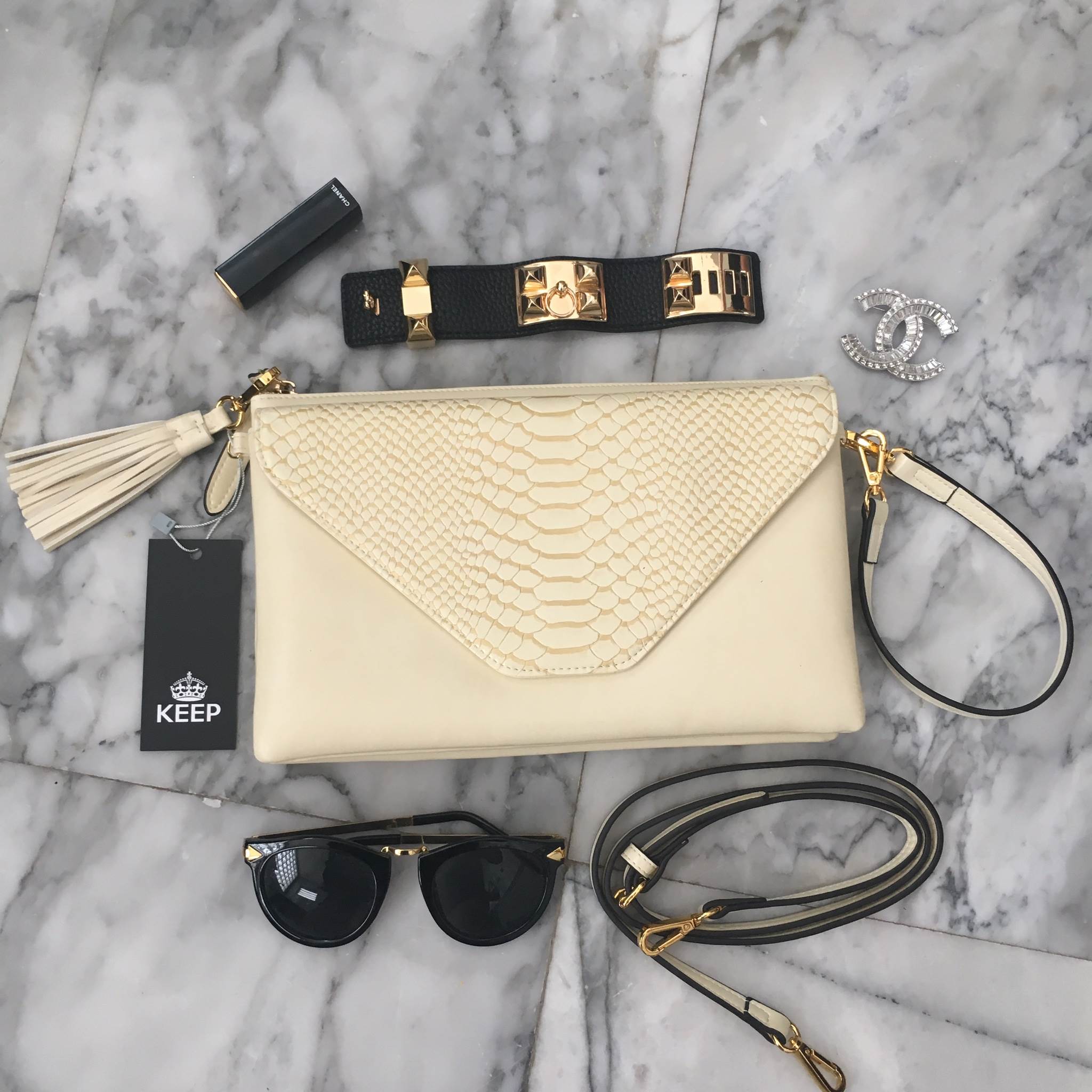 มาตามคำเรียกร้องคะสำหรับ size นี้ รอบนี้ ได้ ของ KEEP BRAND มาคะ รับรองความสวย 😍กระเป๋า KEEP Doratry shoulder &clutch bag ตัวกระเป๋าผลิตจากหนังแกะเทียม ตัดกับ ลายงู ลายหนังชัดเจน สวย อะไหล่ทองเพิ่มความหรูให้กับกระเป๋าสุดๆคะ 🌵จุดเด่นคือ สาม