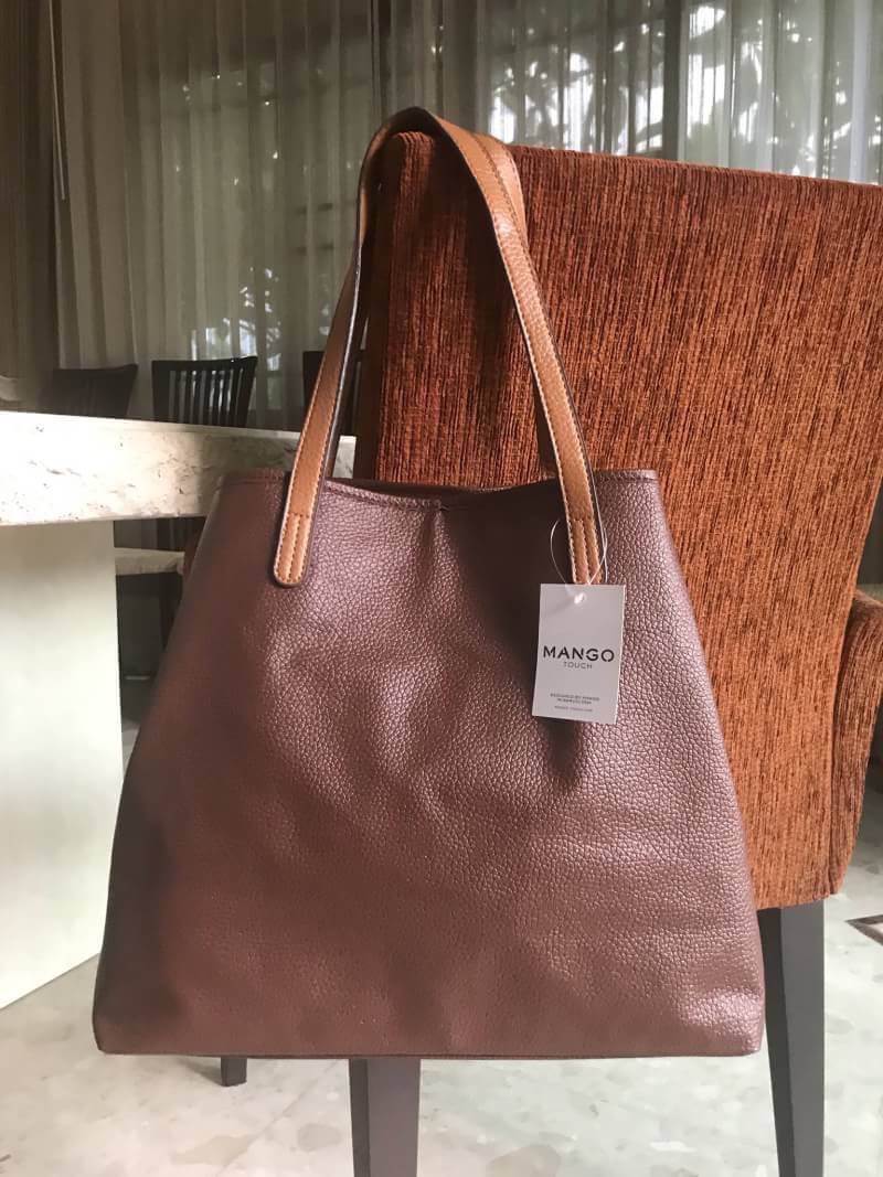MANGO LARGE SHOPPING BAG กระเป๋าสะพายใบใหญ่น้ำหนักเบาวัสดุหนังแกะสังเคราะห์ขึ้นลายสวยน่าใช้โดดเด่นที่สามารถปรับใช้ได้2ทรงไม่จำเจอเปิด-ปิดด้วยแถบคาดกระดุม ภายในกว้างและจุสุดๆ สามารถใส่เอกสาร A4 หนังสือ ipad เสื้อผ้า รองเท้าได้ ภายในมีช่องซิปและโลโก้หนัง หู