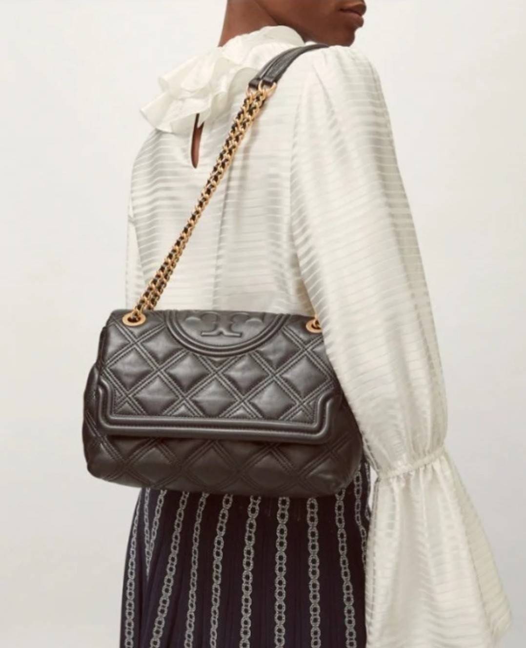 TORY BURCH FLEMING SOFT CONVERTIBLE SHOULDER BAG รุ่นหายากที่สาวๆตามหา มาพร้อมเสิร์ฟความสวยถึงบ้านไปเลยจ้า รอบนี้คัดสีสวยๆมาให้ได้ช้อปกันอย่างจุใจไปเลย กระเป๋าสะพายไหล่ หนังแท้นิ่มเต็มใบ สวยหรูดูแพง เปิด-ปิดด้วยตัวกดล็อคแน่นหนา สายสะพายในตัวปรับใช้ได้ 2 แ