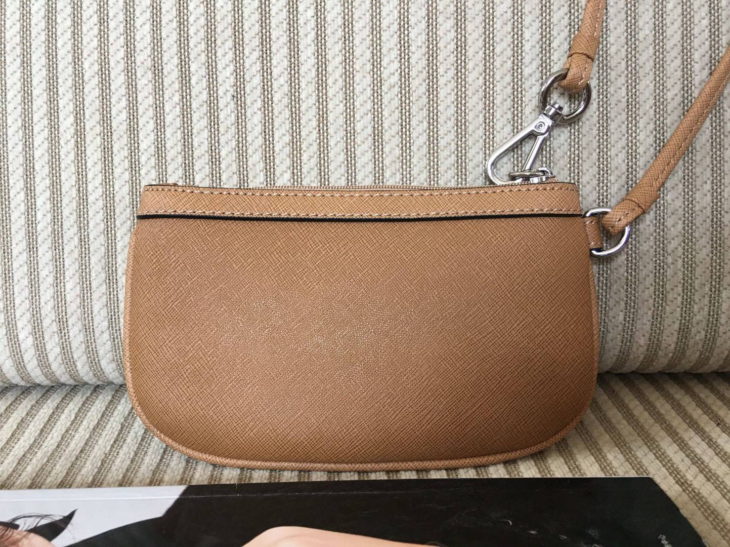 New must have item! กระเป๋าคล้องมือ ทรงน่ารัก จากแบรนด์ calvin klein มีมาให้ช้อปคะ หนัง pvc ทั้งใบอย่างดี มีสายคล้องมือเก๋ ด้านหน้าตกแต่งด้วยโลหะปั้มแบรนด์ เปิดปิดด้วยซิป ด้านในบุด้วยผ้าปั้มแบรนด์ มีช่องใส่บัตรแยก จะใส่ธนบัตรหรือบัตร ก็พกติดตัวในวันสบายๆ