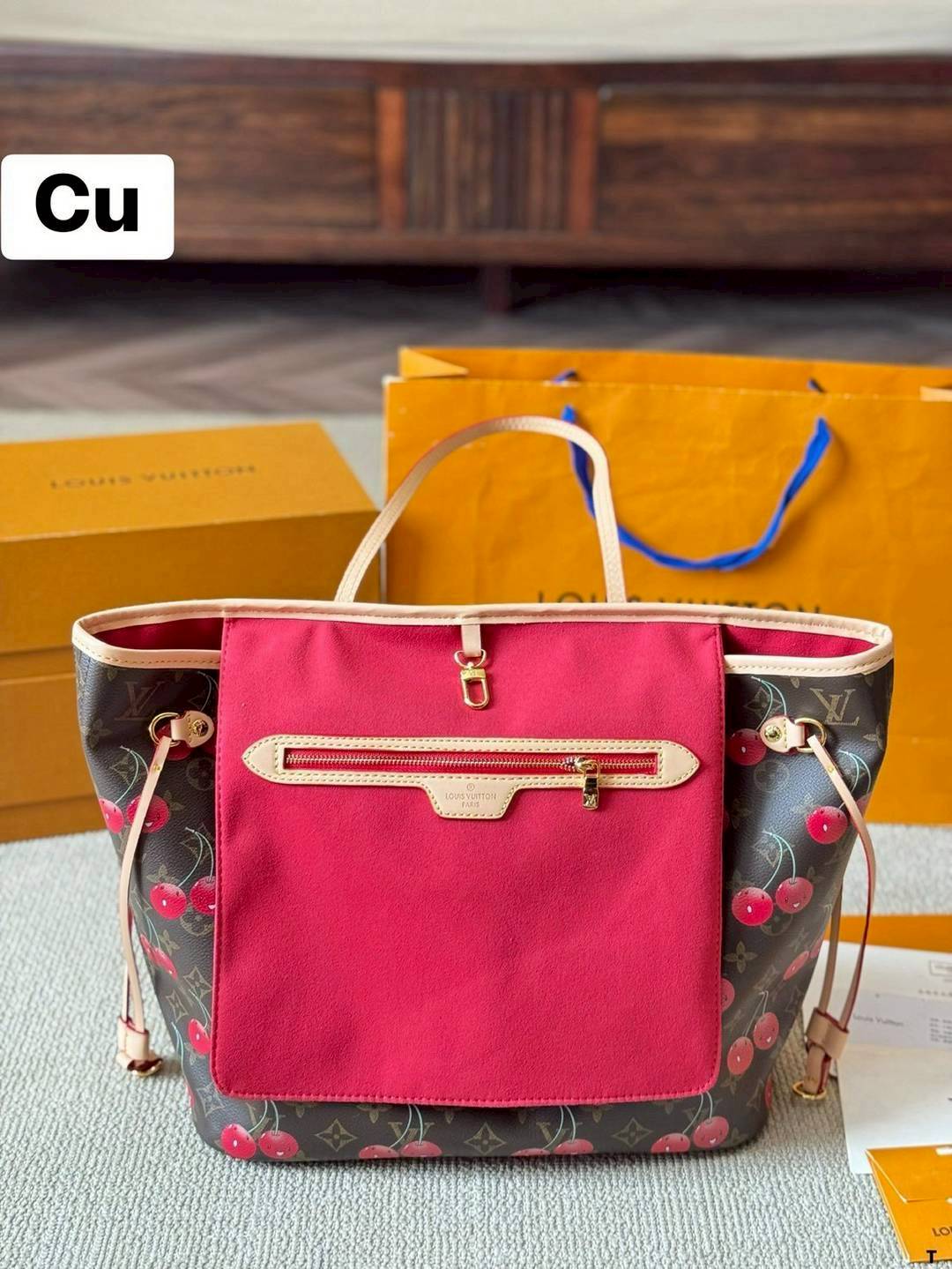 LV x TM Neverfull MM Bag Monogram cherry canvas กระเป๋าสะพายทรงโท้ท ปรับลุคให้มีชีวิตชีวาตกแต่งดีเทลลายเชอร์รี่สีสันสดใส เสริมลุคเรียบหรูเหนือกาลเวลาสมบูรณ์แบบ