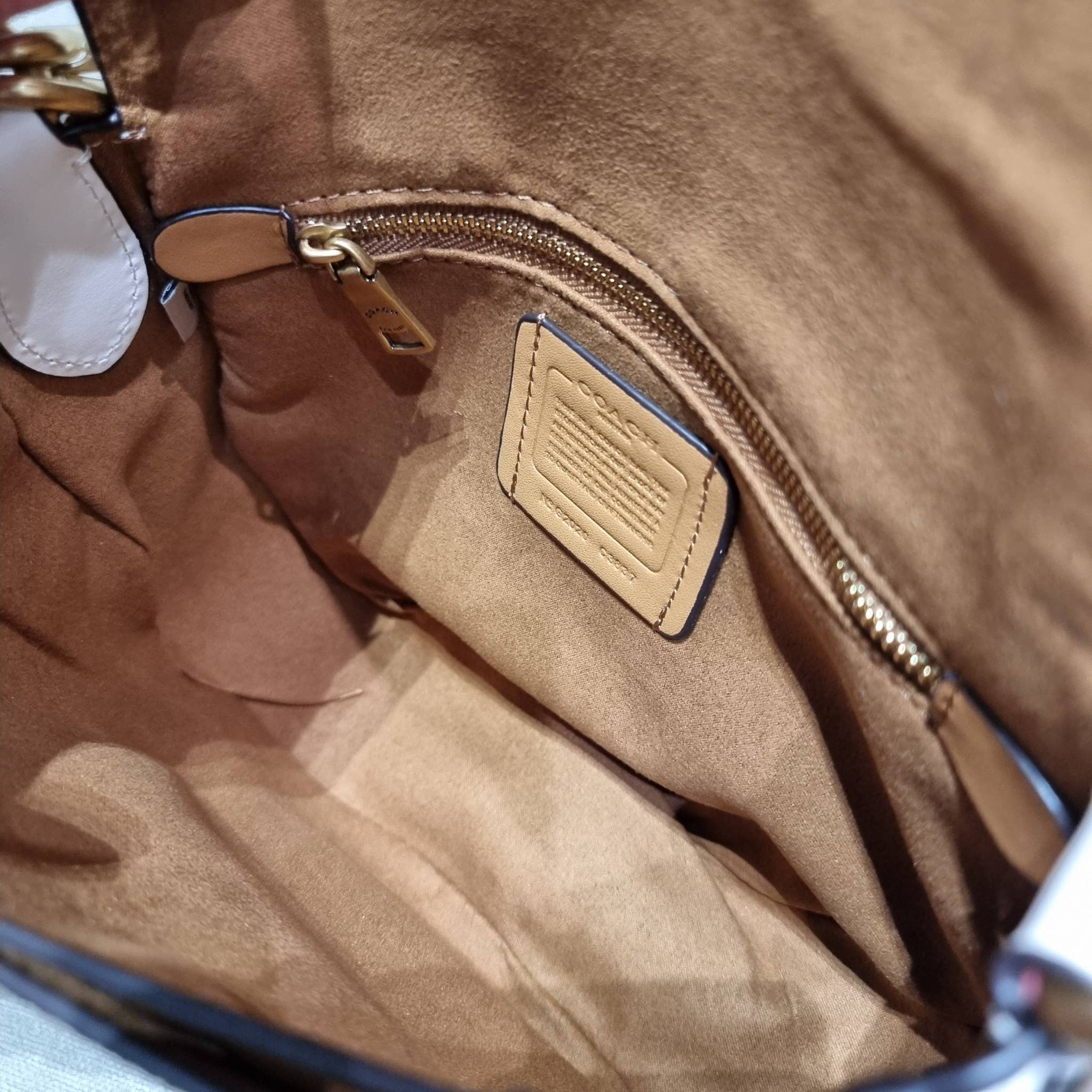 COACH C3837 BEAT SADDLE BAG WITH HORSE AND CARRIAGE PRINT The best item! ที่สาวๆรอคอย! ฮอตไฟลุก! สีหายาก ละมุนคุณหนู คอลเลคชั่นใหม่ ดีไซน์หรูหรา พิเศษมากๆมาพร้อมสายสะพาย 2 เส้น ใช้คู่กันหรือแยกสะพายก็สวยครบสูตร กระเป๋าสะพายทรง saddle คลาสสิค เปิด-ปิดด้วยก