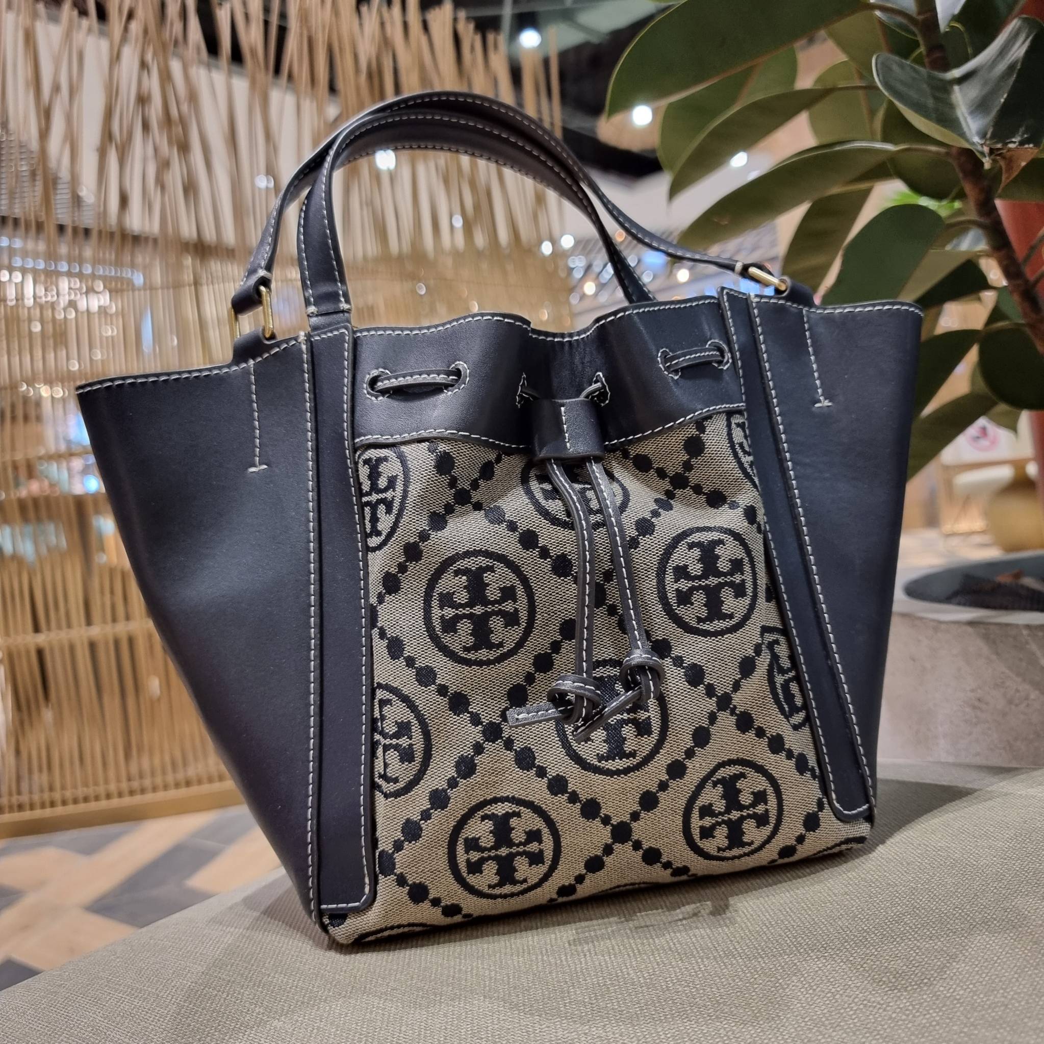 TORY BURCH MCGRAW DRAGONFLY IN MONOGRAM JACQUARD / Tory burch bucket สวยก่อนใคร ไม่ต้องพรีฯ กับกระเป๋าลายโมโนแกรมยอดฮิต ที่มาในรูปทรงดีไซน์ใหญ่ สวยเก๋ ไม่เหมือนใคร ไม่มีซ้ำ!! ใช้งานได้สะดวกด้วยหูจับในตัว และสายสะพายข้างเอามาปรับใช้สะพายได้ตามชอบ ด้านหน้าต