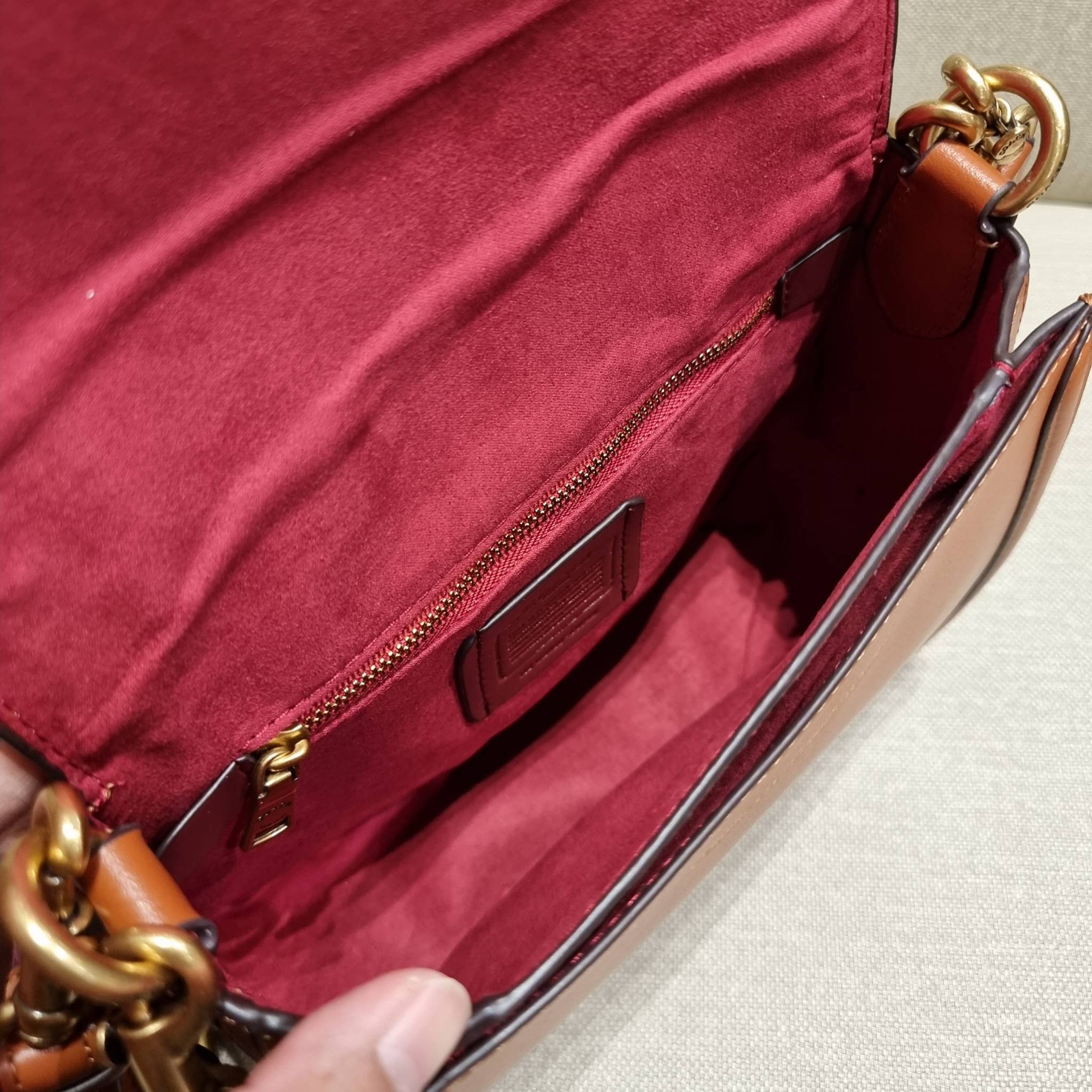 COACH C0749 BEAT SADDLE BAG The best item! ที่สาวๆรอคอย! ฮอตไฟลุก! สีหายาก ละมุนคุณหนู คอลเลคชั่นใหม่ ดีไซน์หรูหรา พิเศษมากๆมาพร้อมสายสะพาย 2 เส้น ใช้คู่กันหรือแยกสะพายก็สวยครบสูตร กระเป๋าสะพายทรง saddle คลาสสิค วัสดุหนัง glove-tanned ทนทาน เปิด-ปิดด้วยกร