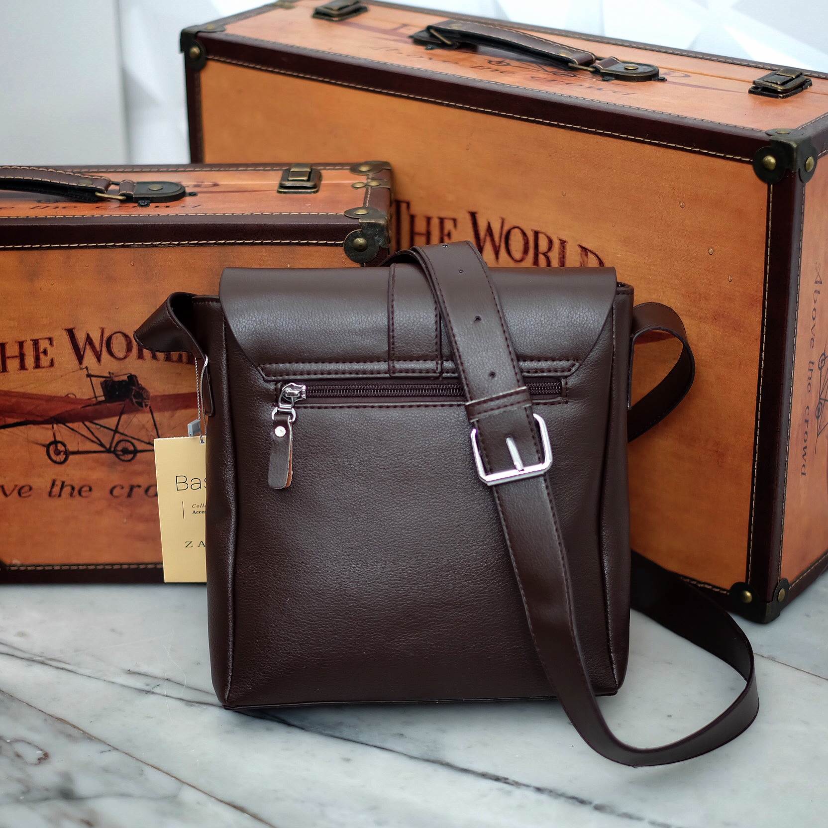 เอาใจหนุ่มๆบ้างค่า สำหรับ messenger bag หนังดี มากๆเลยน้า ลายหนังชัดสวย ใบนี้จากแบรนด์ ZARA MEN ตัวกระเป๋าขนาดกำลังดีเลยคะ สีน้ำตาลเข้มสวยมาก คลาสสิคสุดๆ มีช่องแบ่งเก็บของหลายช่องเป็นสัดส่วนมากๆคะ น้ำหนักเบา จุของคุ้ม สายยาว ปรับได้ free size สามารถสะพาย 