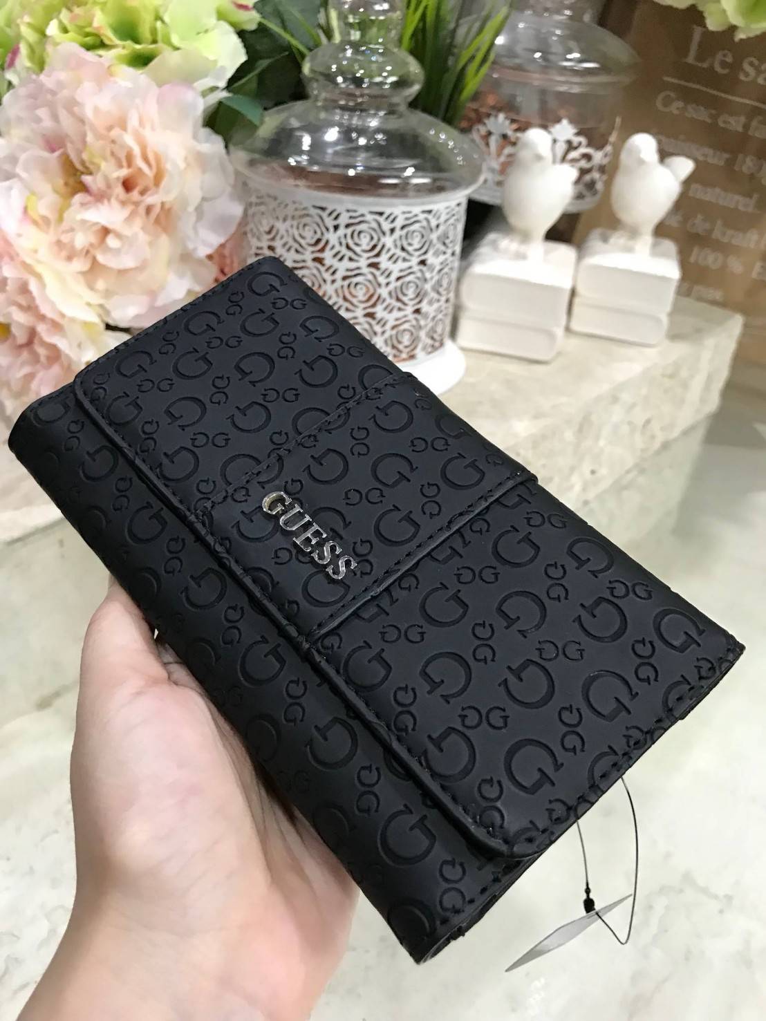 GUESS FACTORY WOMEN'S WALLET กระเป๋าสตางค์ใบยาว3พับดีไซน์ยอดนิยมหนังปั้มโลโก้รอบใบด้านหน้าประดับโลโก้แบรนด์สวยหรู เปิดปิดด้วยฝาปิด ภายในมีช่องใส่รูป ช่องใส่ธนบัตร แบงก์พัน และช่องใส่บัตรหลายช่อง แยกเป็นสัดส่วน ภาพถ่ายจากสินค้าจริง ตัวจริงสวยน่าใช้ค่ะ