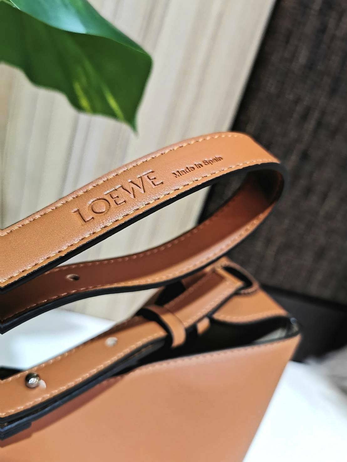 พร้อมส่งความสวย! Super Rare! ห้ามพลาด! LOEWE HOBO LEATHER SHOULDER BAG VIP GIFT WITH PURCHASE (GWP) กระเป๋าหนังแท้พรีเมี่ยมกิ๊ฟ Limited Edition จาก LOEWE PERFUME DUTYFREE รุ่น Rare items วัสดุหนังแท้ Lambskin หนังนิ่มสวยดีไซน์หรูด้านหน้าฉลุโลโก้ Loewe Ana