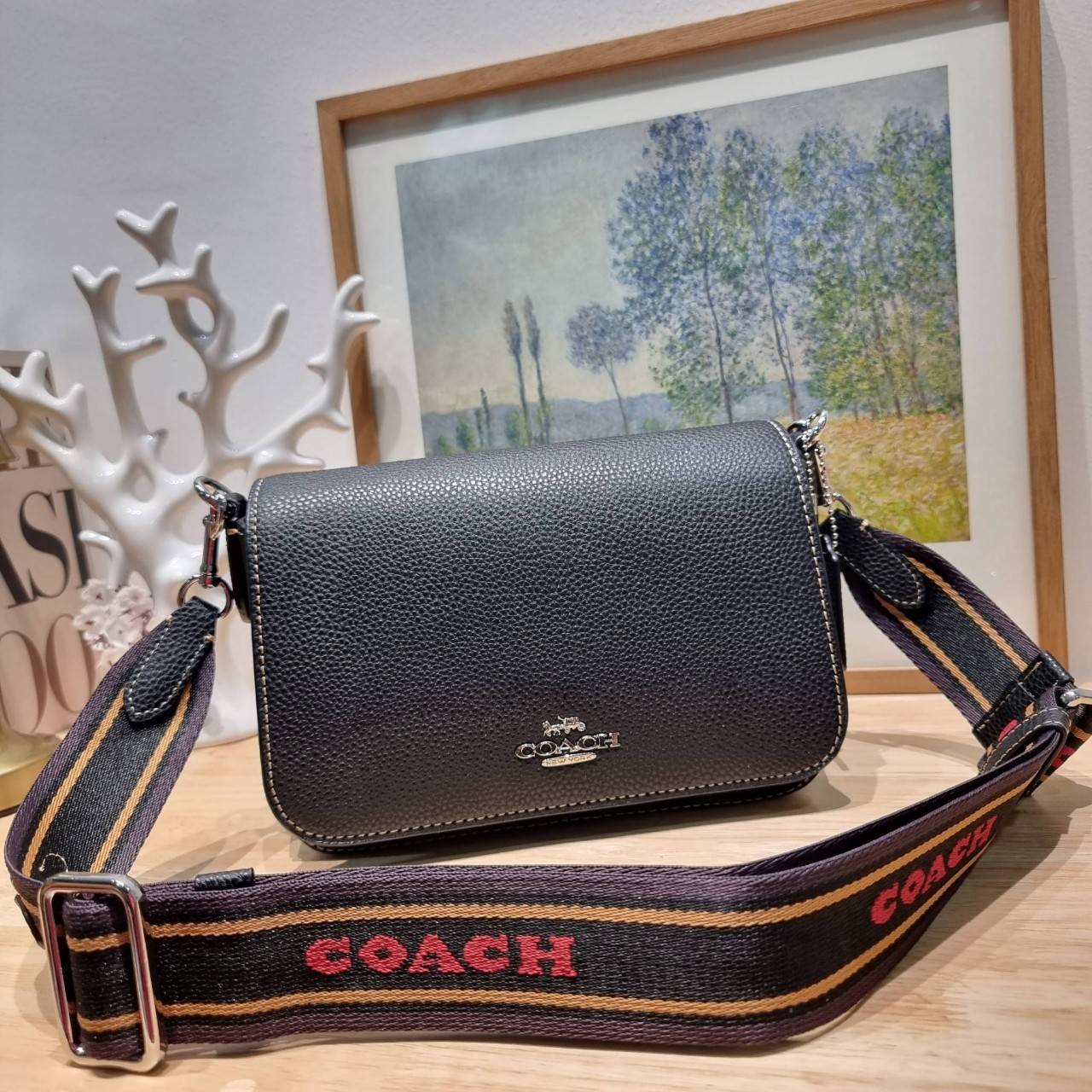 OACH LOGAN MESSENGER IN SIGNATURE CH483 CH252 กระเป๋าสะพาย รุ่นใหม่ สไตล์สปอร์ต ดีไซน์สวย ขนาดกำลังดีคล่องตัว สายสะพายเส้นใหญ่ทนทาน