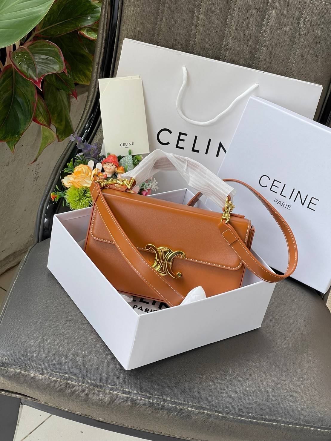 Celine Triomphe shoulder handbag Bag / Celine box triomphe in Natural Calfskin Tan กระเป๋าสะพายเรียบหรูและดูทันสมัยใบนี้ออกมา ให้คุณเลือกสะพายในชีวิตประจำวันเข้ากับการแต่งตัวสบาย ๆ หรือถอดสายถืงออกงานปาร์ตี้สังสรรค์ ก็ช่วยให้คุณดูโดดเด่นได้เช่นกัน นอกจากน