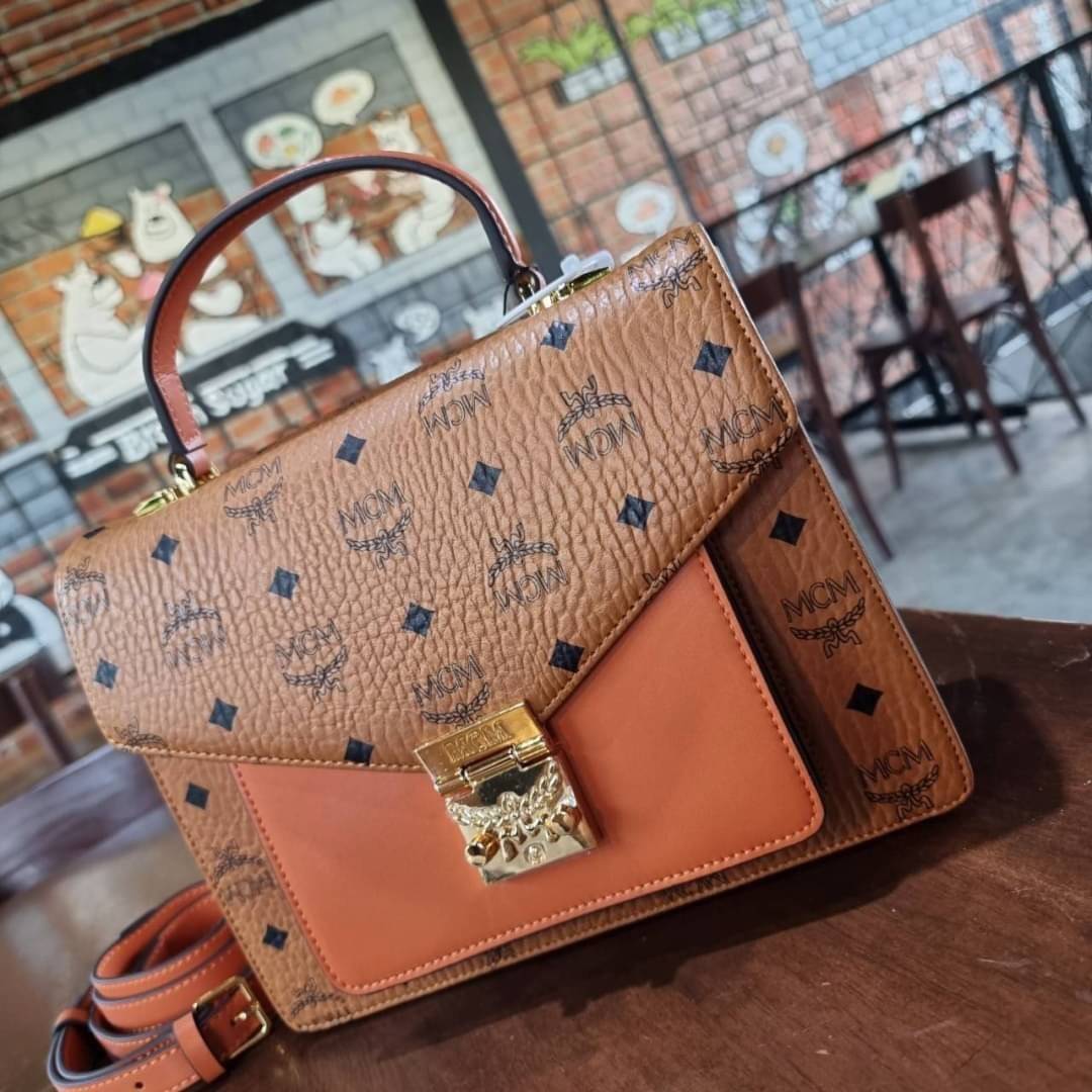 M.C.M MEDIUM PATRICIA SATCHEL IN VISETOS ไซส์กลางมาให้จับต้องแล้วจ้า!! รุ่นที่สาวๆต่างถามหา!! ต้องไอเท็มนี้เลย กระเป๋าถือ/สะพาย ทรงสวยหรู เหมาะกับทุกๆโอกาส ดีไซน์ออกมากึ่งเป็นทางการ แต่ใช้งานได้ทุกสไตล์ วัสดุหนังแคนวาสคุณภาพดีสลับหนังแท้ เปิด-ปิดด้วยตัวกด