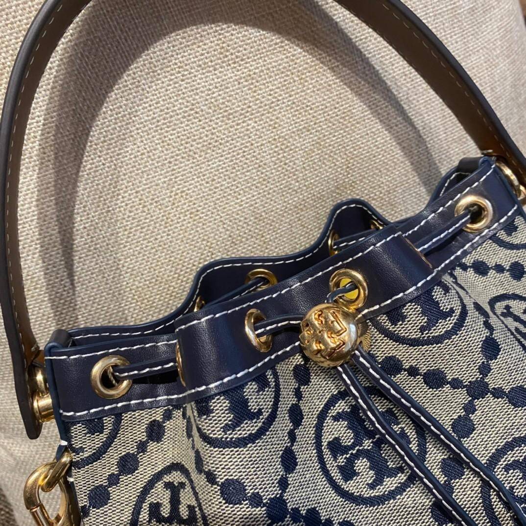 ของแท้ 💯% TORY BURCH Monogram Jacquard Bucket Bag กระเป๋าถือหรือสะพายไหล่ วัสดุผ้า Canvas โลโก้ Jacquard ทรงถัง ตั้งอยู่ทรง กระเป๋าปักลายแบรนด์ สวยหรู สายยาว Crossbody ได้ เปิด-ปิด โดยเชือกรูด เปิด-ปิดพร้อมสลับที่ประดับโลโก้ สวยหรู คุณนาย สุดๆ ไปเ