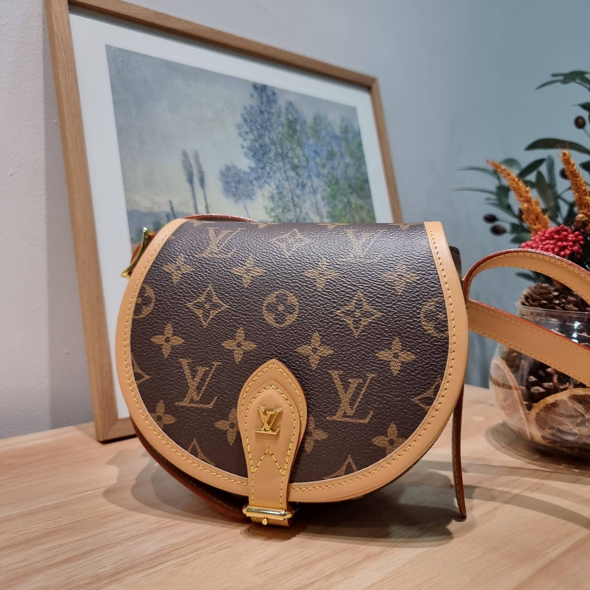 LV Tambourine Monogram Crossbody Bag รุ่นลิมิเต็ดหายาก กับกระเป๋าสะพายทรงสวย ดีไซน์คลาสสิค วัสดุหนังแคนวาสตัดสลับหนังแท้ เปิด-ปิดกระเป๋าด้วยอะไหล่สายคาด สายสะพายในตัว ปรับได้ หรือซ่อนสายและถือเป็น clutch ออกงานก็ได้ ดูแพงมากๆ ภายในเป็นช่องโล่ง ใส่ของจุกจุ