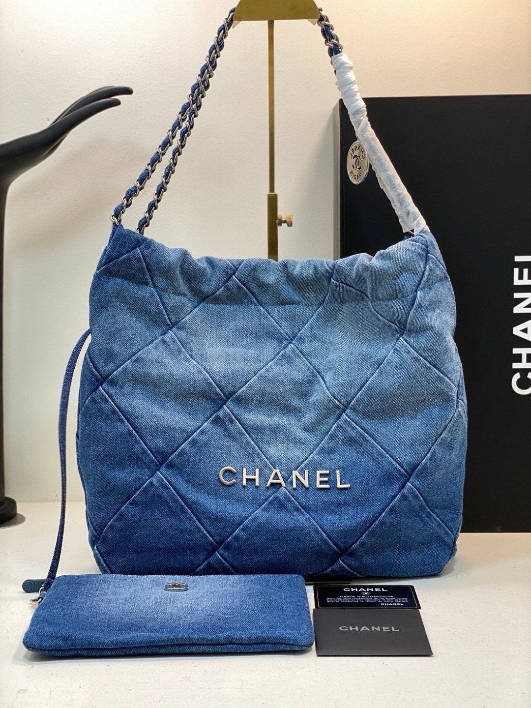 30cm Chanel 22 Denim Bag / Chanel Tote Bag กระเป๋าสะพายทรงโท้ทเดนิม ยีนส์ เท่ๆ คูลๆ งานเดนิมฟอกดีเทลความสวยมาก เป็นทรงโท้ทที่ได้รับการตอบรับดีมาก เกินต้านที่สุดกับไอเท็มนี้