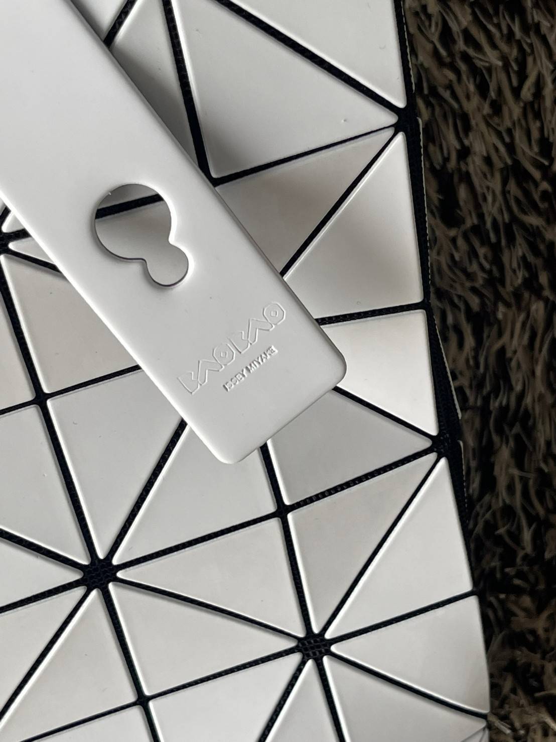 Bao Bao Issey Miyake ROCK MATTE ซีรีส์นี้จะเป็นทรงสี่เหลี่ยมผืนผ้า มีซิปปิดด้านบน ถือเป็นรุ่นที่เหมาะกับการใช้งานในชีวิตประจำวัน สามารถพับมุมและบริเวณด้านล่างของกระเป๋าเพื่อเพิ่มความสะดวกสบายในการใช้งาน ทั้งยังช่วยให้วางกระเป๋าในแนวตั้งได้อีกด้วย แผ่นต่อส