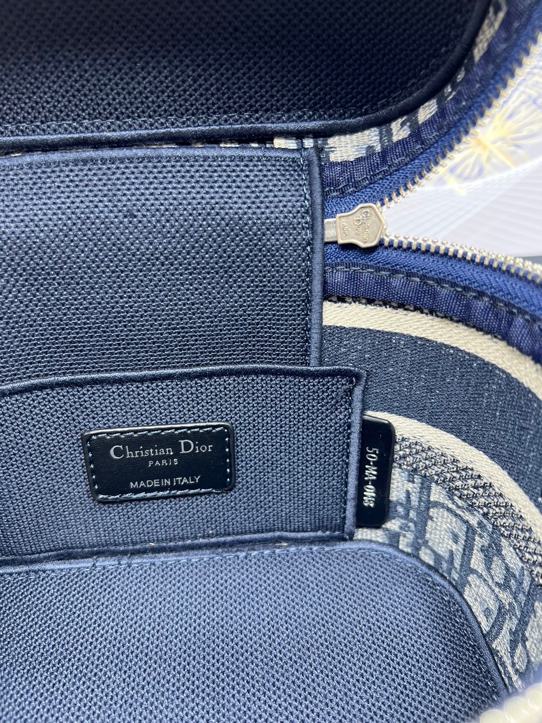 18cm Small DiorTravel Vanity Case กระเป๋าใส่เครื่องสำอาง มาพร้อมกับลวดลาย Oblique ปักอย่างประณีตและประดับด้วยสัญลักษณ์ Christian Dior Paris มาพร้อมสายสะพายและหูจับในตัว ปรับเปลี่ยนใช้งานได้ตามสไตล์