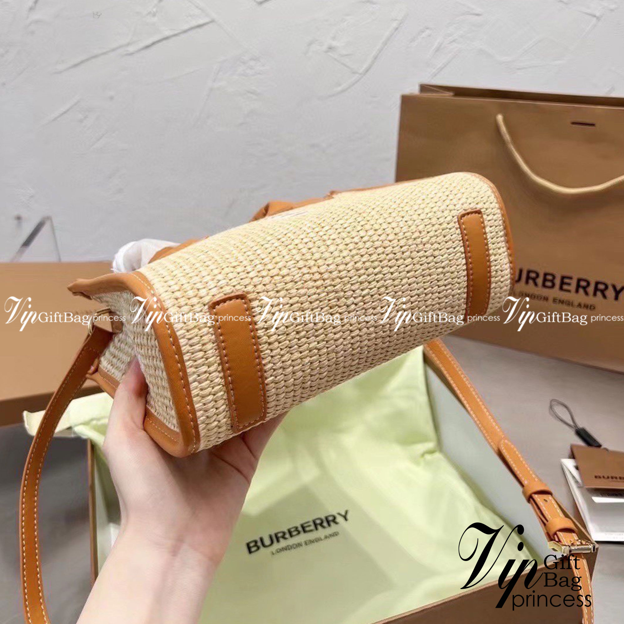 Burberry Freya Raffia Tote / Burberry Monogram Raffia Effect Mini Freya Tote / Burberry MiniTote อินเนอร์คือเริ่ด ความกระเป๋าสาน หน้าปักโลโก้แบรนด์เป๊ะ งานสไตล์วินเทจแมทลุคง่าย กระเป๋าทรงโท้ทมินิ ใบกะทัดรัด น่ารักน่าใช้ใจฟูมากๆ หูหิ้วในตัว และมีสายสะพายข้
