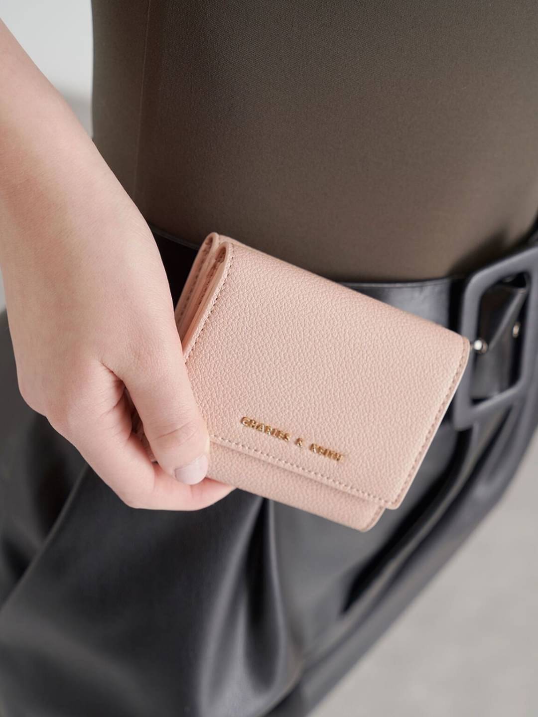 CHARLES & KEITH MINI SNAP-BUTTON SMALL WALLET กระเป๋าเงินใบ 3 พับสุดคลาสสิค ขนาดกระทัดรัดเหมาะกับการพกพาและใช้กับกระเป๋าใบเล็กมากๆเลยค่า