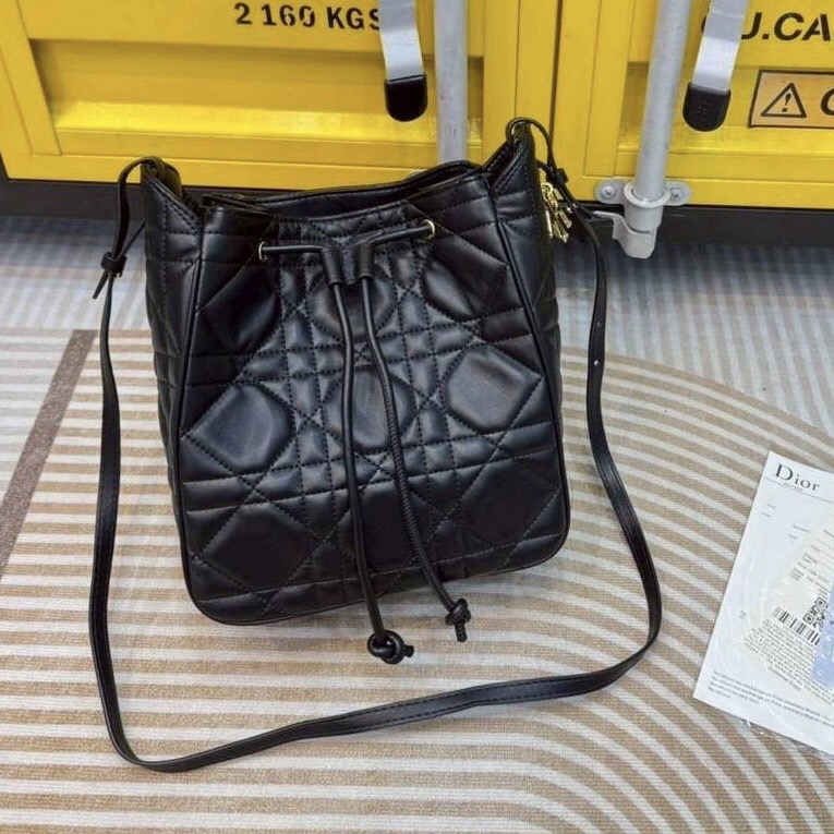 Dior Medium D-Motion Bag กระเป๋าสะพายทรงบัคเก็ต โดดเด่นด้วยดีไซน์ทรงถังทันสมัยเรียบง่ายใช้งานได้จริง เย็บตะเข็บแบบ Macrocannage นุ่มนวล