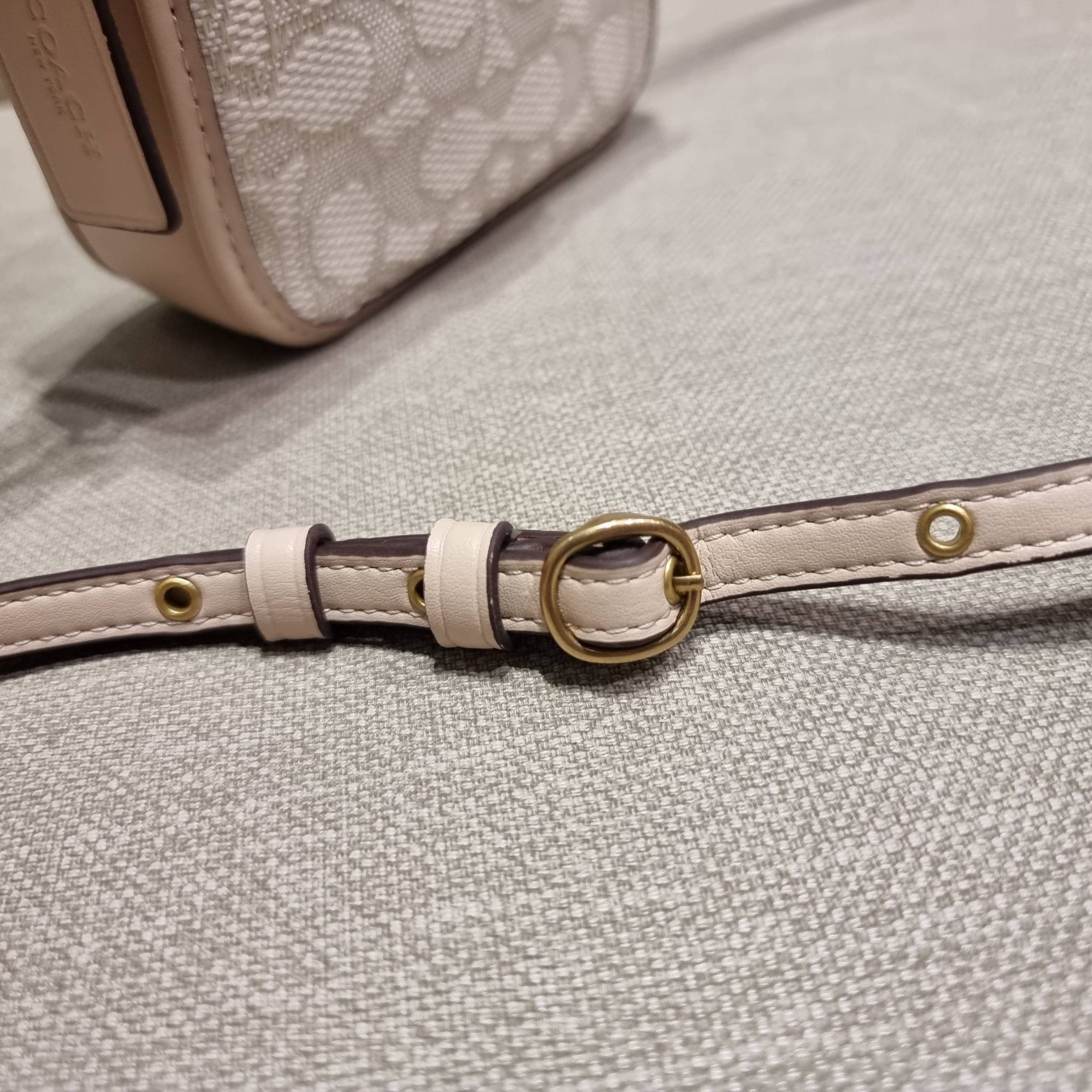 COACH CA191 TALL STUDIO CROSSBODY IN SIGNATURE JACQUARD กระเป๋าสะพายข้างไซส์มินิ ดีไซน์ลูกคุณหนู น่ารักที่สุด!! น่าใช้ไม่อยากวาง!! ดีไซน์รูปทรงกำลังสวย ใช้งานสะดวกด้วยตัวกดเลื่อนล็อค วัสดุผ้า jacquard สลับหนังแท้ มาพร้อมสายสะพายข้างในตัว ใส่ของสำคัญแบบพกพ