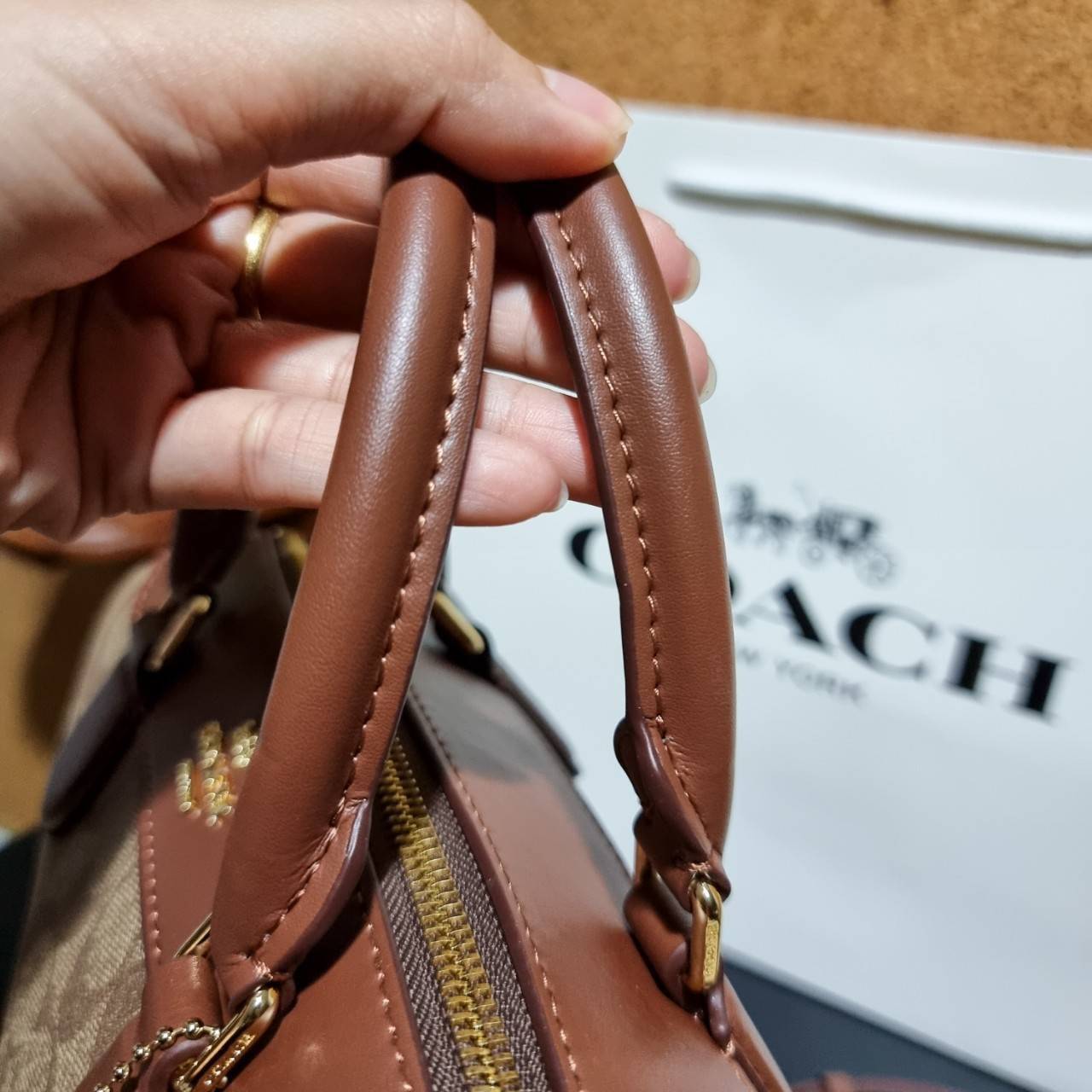 OUTLET ของแท้ 💯% 】COACH F32203 MINI BENNETT SATCHEL IN SIGNATURE CANVAS กลับมาอีกครั้ง!! กับกระเป๋าทรงหมอนยอดฮิต 🥳 มีกี่สีก็ขายหมด วัสดุหนังแคนวาสเคลือบลาย ทรงสวยใช้งานได้ทุกโอกาส