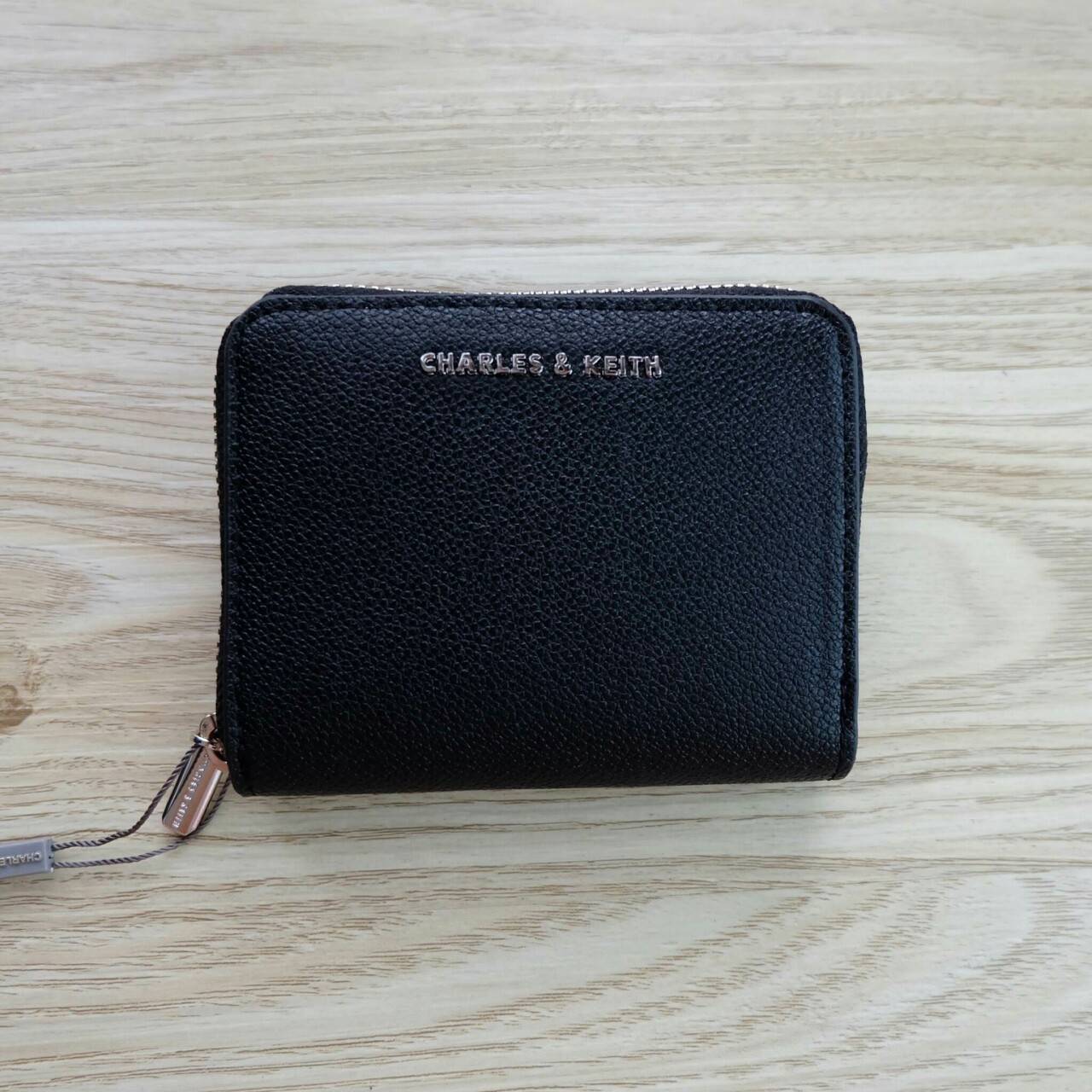 Charles & Keith Basic Square Wallet กระเป๋าสตางค์ใบสั้นซิปรอบ เปิด - ปิดกระเป๋าด้วยซิป ด้านในมีช่องใส่บัตร ช่องใส่ธนบัตร และช่องซิปใส่เหรียญค่ะ