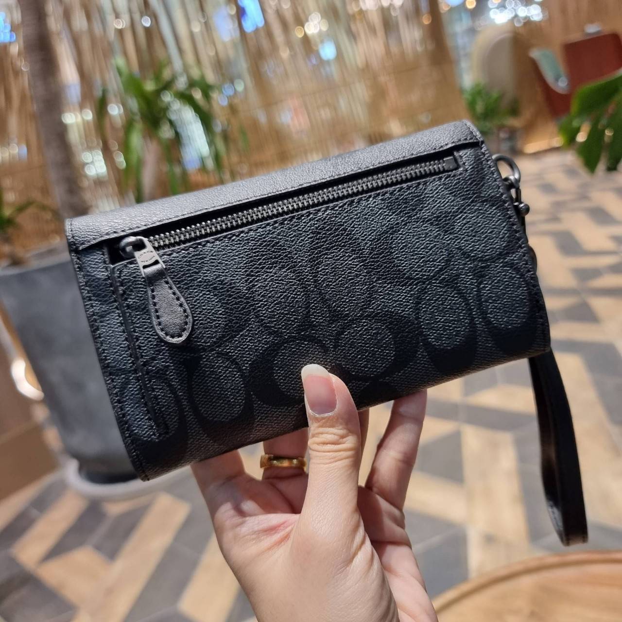 COACH F30205 FLAP PHONE WRISLET IN SIGNATURE CANVAS กระเป๋าสตางค์ 2IN1 มาอีกแล้วจ้า ความคลาสสิคที่จับต้องได้ ใช้งานได้สะดวกกว่าเดิม วัสดุหนังแคนวาสเคลือบลาย ภายในใส่ธนบัตร ใส่บัตรได้เยอะ มีช่องซิปแยก ใส่โทรศัพท์ได้ มาพร้อมสายคล้องมือ ใส่แขนไว้กันหล่นหาย ห