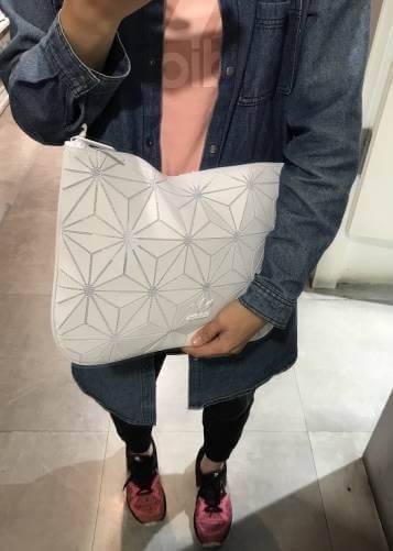Adidas Originals 3D Clutch Bag Y2018 ดีไซน์สุดฮิตสไตล์ ISSEY MIYAKE ใช้ได้ทั้งชาย&หญิง ขนาดกำลังดี ด้านหน้ามีโลโก้แบรนด์ เปิดปิดด้วยซิปสะดวกใช้ หัวซิปอะไหล่ปั้มแบรนด์สวยดูดี ใบใหญ่กำลังดี ภายในมีโลโก้สามารถใส่หนังสือ เอกสาร A4 / ipad / Labtop กระเป๋าสตางค