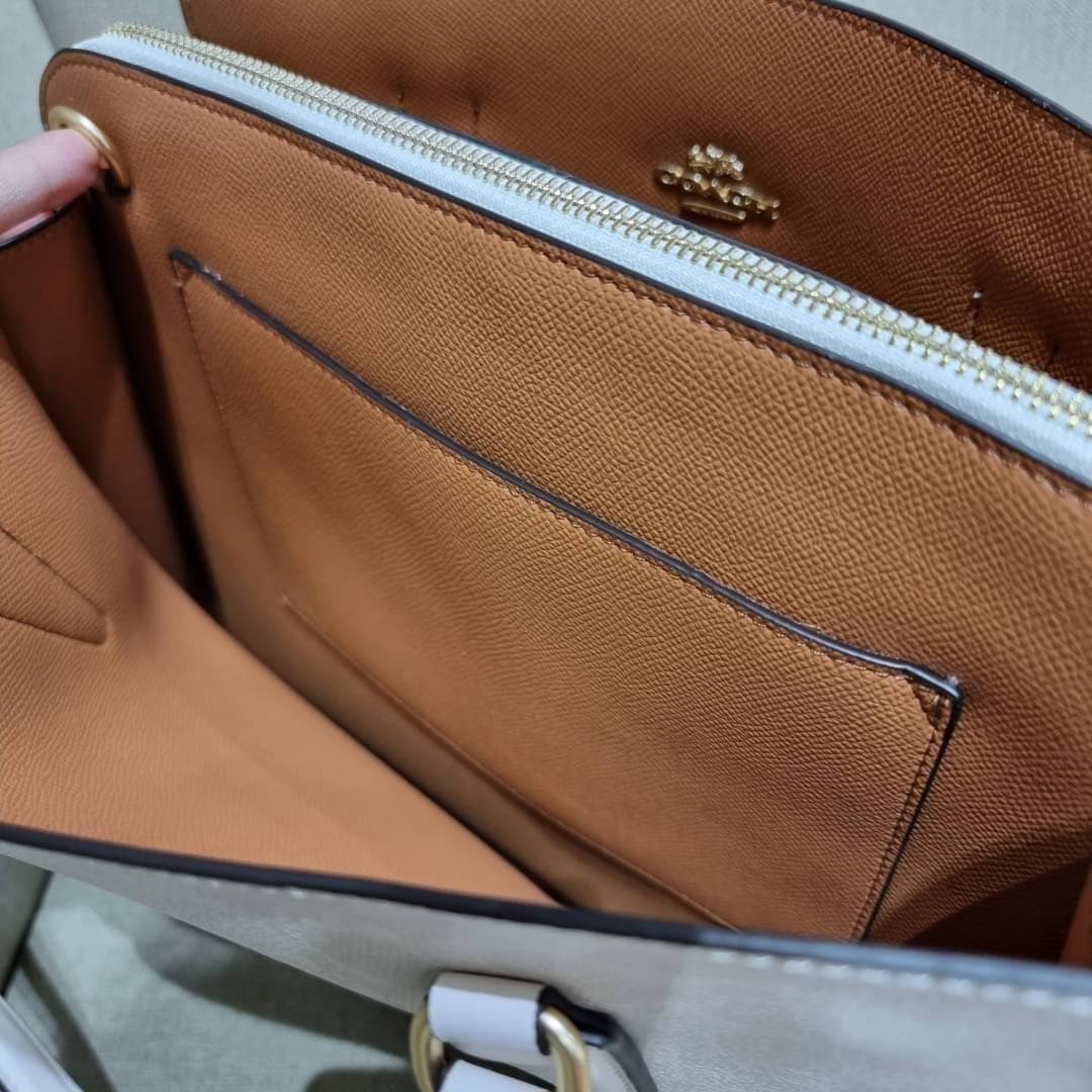 COACH C4075 TATUM CARRYALL IN SIGNATURE CANVAS คอลเลคชั่นใหม่ล่าสุด จัดมาให้ได้สวยก่อนใคร สวยหรูทุกสี!! ลุคผู้ดีต้องมาอีกหนึ่ง กระเป๋าสะพายทรงสวย ที่มาพร้อมสายสะพายไหล่ในตัว และสายครอสบอดี้สำหรับสะพายข้าง วัสดุหนัง crossgrain สวยคมมากๆ ตัวกระเป๋าถูกแบ่งเป