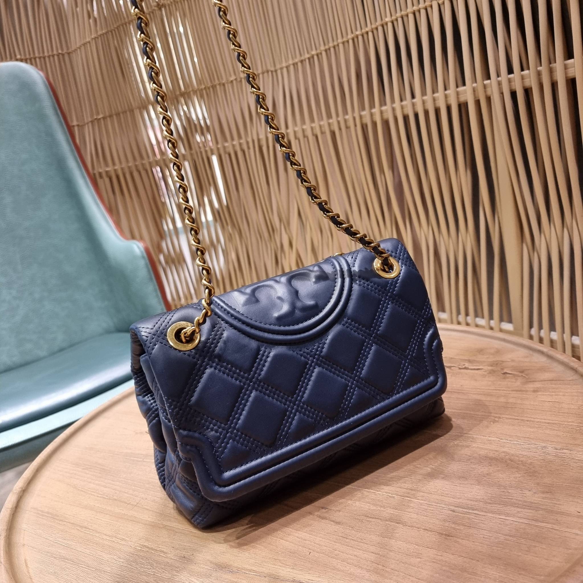 TORY BURCH FLEMING SOFT CONVERTIBLE SHOULDER BAG รุ่นหายากที่สาวๆตามหา มาพร้อมเสิร์ฟความสวยถึงบ้านไปเลยจ้า รอบนี้คัดสีสวยๆมาให้ได้ช้อปกันอย่างจุใจไปเลย กระเป๋าสะพายไหล่ หนังแท้นิ่มเต็มใบ สวยหรูดูแพง เปิด-ปิดด้วยตัวกดล็อคแน่นหนา สายสะพายในตัวปรับใช้ได้ 2 แ