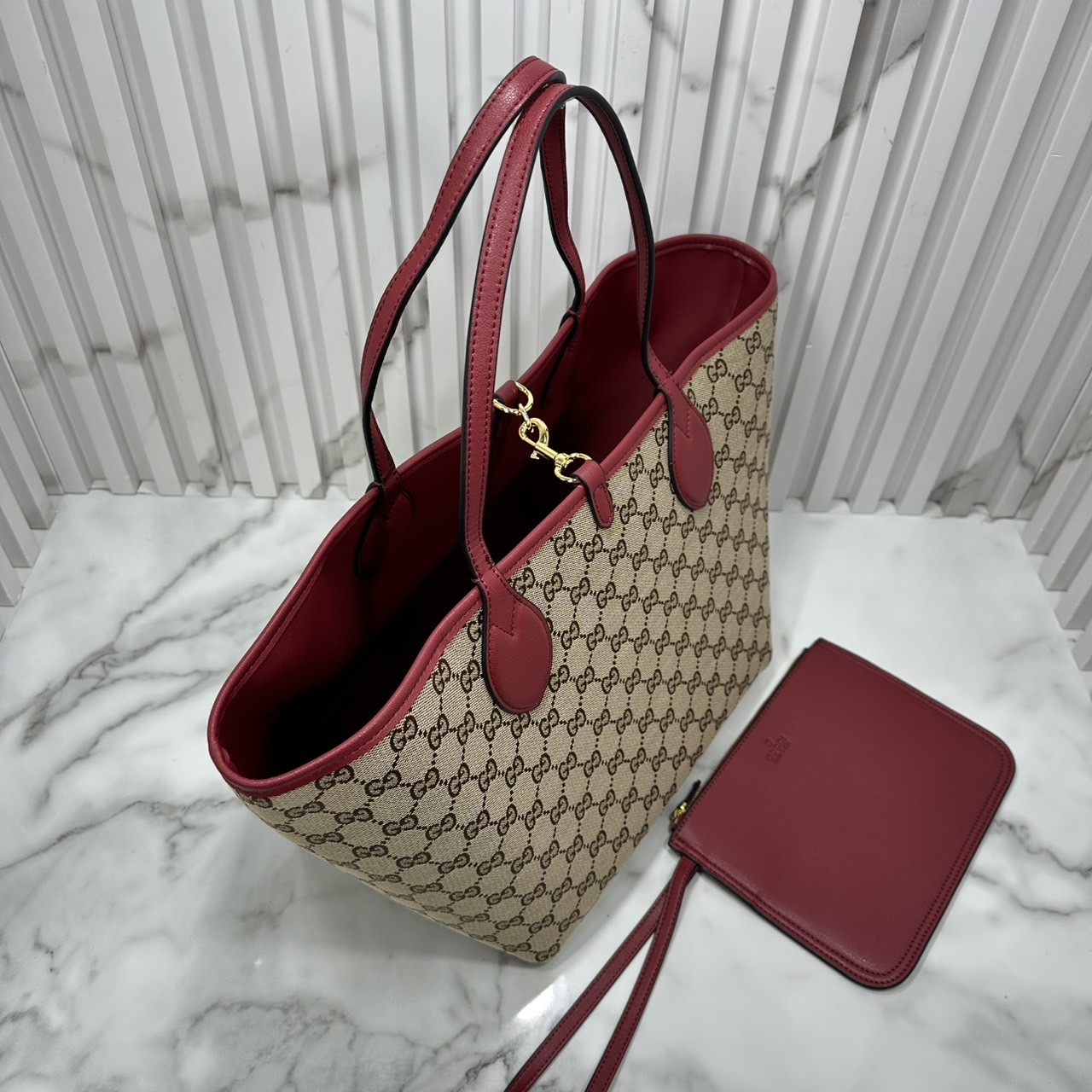 ORI หนังแท้ | Gucci Totissima medium reversible tote bag / Gucci Tote Bag กระเป๋าทรงสะพายทรงโท้ท ใช้งานได้ 2 ด้าน ดีไซน์ใหม่ล่าสุด ด้านหนัง และด้านแควสวยลายโลโก้ สวยหรูเรียบง่าย มาพร้อมใบเล็กเข้าเซ็ท ภายในโล่งกว้าง จุของได้เยอะจุใจ