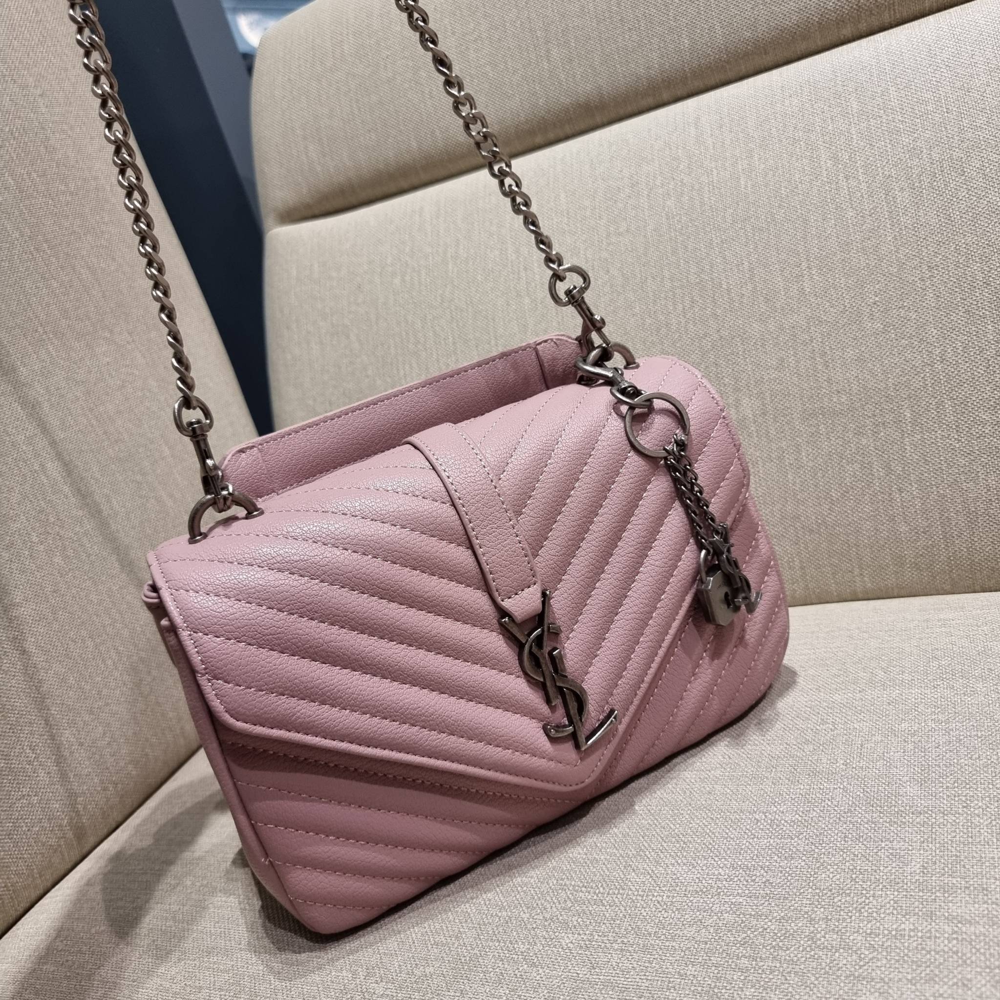 Yves Saint laurent crossbody boutique vip bag กระเป๋าสะพายไหล่ ดีไซน์ทรงสวยหรู พิเศษ แถมฟรี พวงกุญแจห้อยโลโก้ ดูแพงไปหมดจริงๆไอเท็มนี้ วัสดุหนังสังเคราะห์ลายคาร์เวีย เปิด-ปิดด้วยกระดุมแม่เหล็ก ภายในโล่งกว้าง แบ่งสัดส่วนไว้อย่างดี มาพร้อมหูจับในตัว และสายส