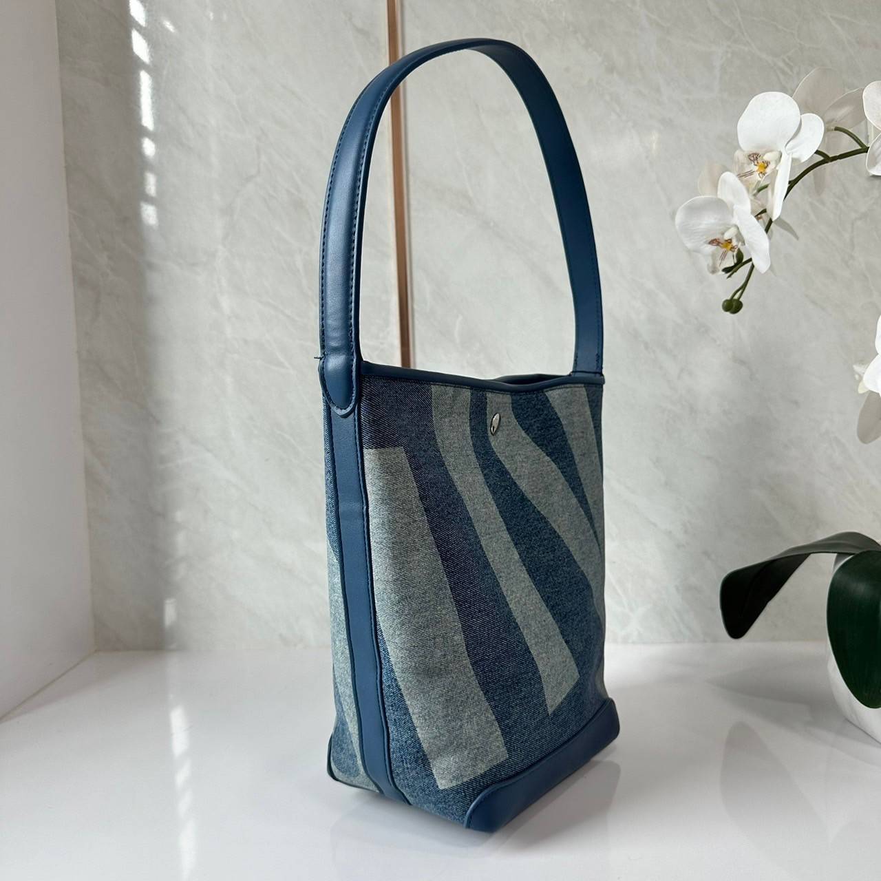 Rally movement the bag denim เป็นไอเท็มที่ฮอตสุดๆแห่งปีจริงๆ กับกระเป๋าทรงบัคเก็ต ที่ดีไซน์ออกมาคลาสสิคและใช้งานง่ายจริงๆ