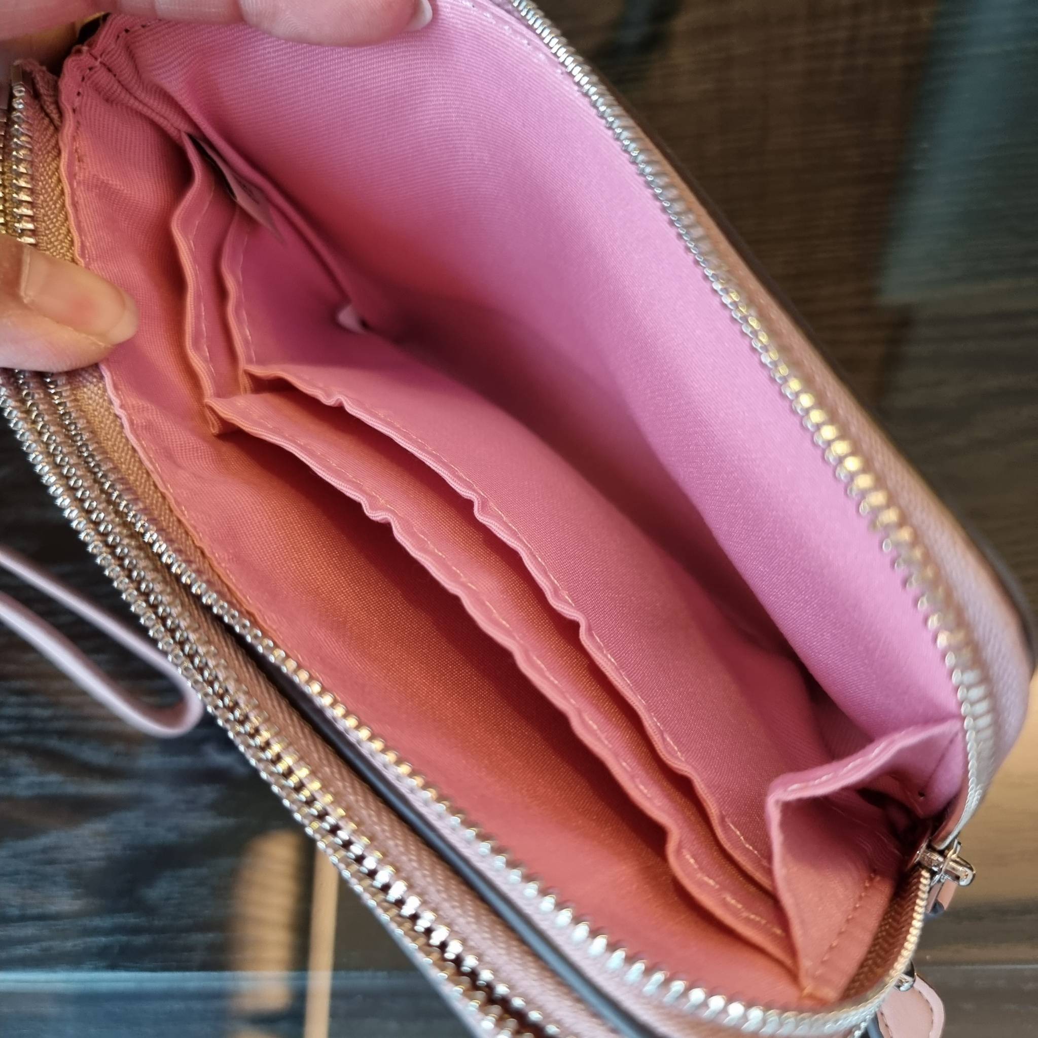 COACH F87591 DOUBLE CORNER ZIP WALLET IN SIGNATURE COATED CANVAS คล้องมือรุ่น 2 ซิป!! มาแล้วจ้า 🌟🤗 ไซส์นี้คือเหมาะมือจริงๆ พกง่ายเช่นเคย ไม่ต้องกังวลว่าจะเกะกะหรือกินพื้นที่กระเป๋าหลัก วัสดุหนังแคนวาสเคลือบลาย มีช่องหลักแยก 2 ช่อง ภายในบุผ