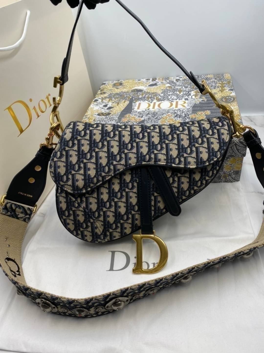 หนังแท้ DIOR SADDLE BAG Oblique Embroidery / Dior saddle with strap กระเป๋ารุ่นยอดนิยมตามแบบฉบับแบรนด์ งานทอลายคมชัด ใช้งานได้ 2 แบบ สะพายยาว CROSSBODY และสายสั้นถือได้เก๋ๆ ลุคนี้คูลสุดๆ เลยค่าา ภาพถ่ายจากสินค้าจริง! สวยมาก พร้อมส่งที่ไทยราคาสุดคุ้ม สาวๆ 