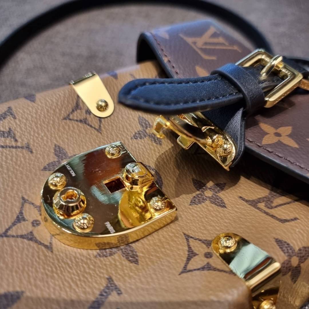 LV CROSSBODY BOX BAG / LV Reverse Monogram Camera Box Bag กระเป๋าถือ/สะพายวีไอพีพรีเมี่ยม สวยหรูทุกมุม ตกแต่งเพิ่มดีเทลด้วยหมุด วัสดุหนังแคนวาสคุณภาพ เปิดปิดด้วยตัวบีบล็อค แน่นหนา มีหูจับในตัว และสายสะพายข้างมาให้ ภายในเป็นช่องโล่ง ใส่มือถือได้ทุกรุ่น มาพ