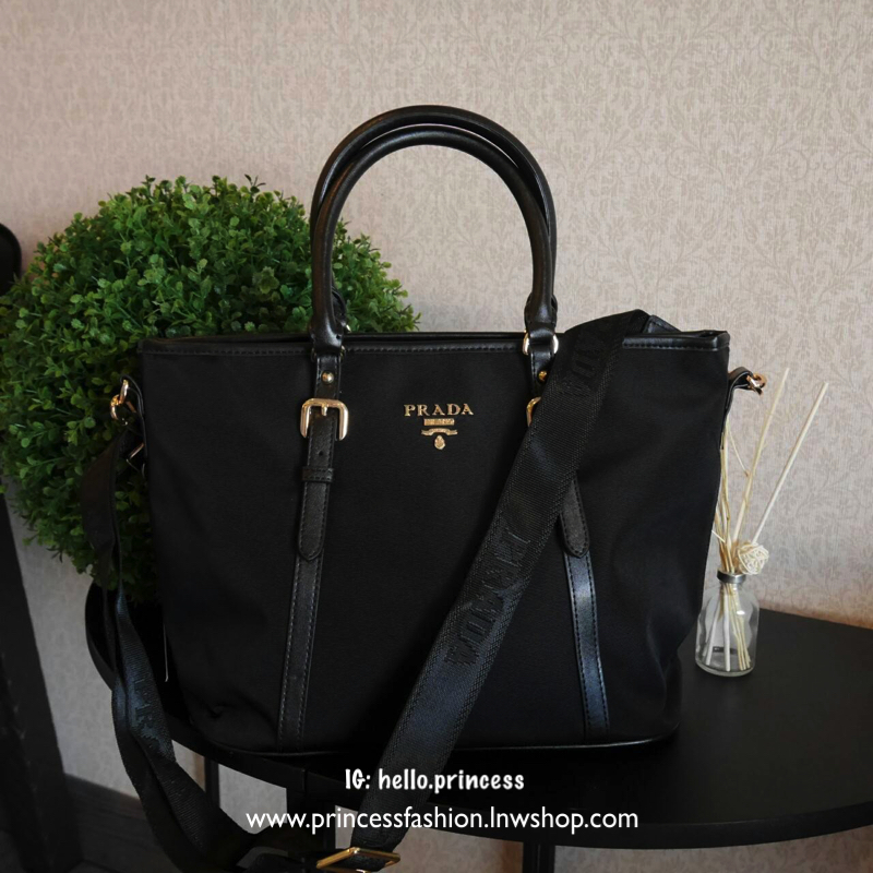 New item! มาใหม่ค้า กับรุ่น handbag กระเป๋าถือสะพาย จากงานพรีเมี่ยมกิ้ฟใหม่ บอกเลยว่า ใบนี้วัสดุเป็น Polyester **กันน้ำทั้งใบ ตัวกระเป๋ามาพร้อมสายเข็มขัดคาดด้านหน้าและด้านหลัง ให้ความหรูหราไปอีกแบบ หูกระเป๋าสามารถทำทรง ตั้งและพับได้ มาพร้อมอะไหล่สีทอง ด้า