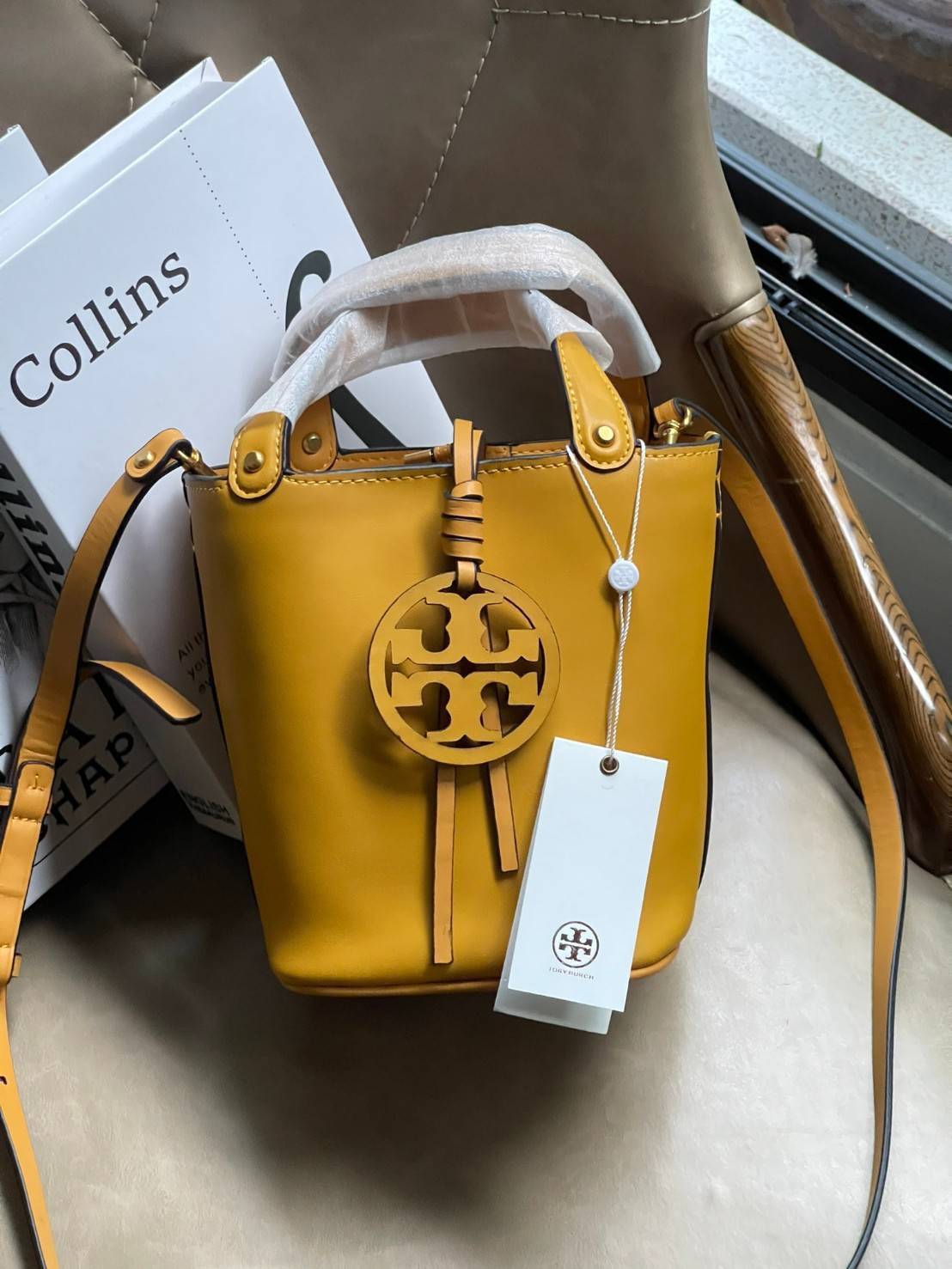 ของแท้ 💯% Tory burch miller mini bucket bag กระเป๋าทรงคลาสสิคจากTory burch มาพร้อมกับรูปทรงถัง ขนาดน่ารักกำลังดี
