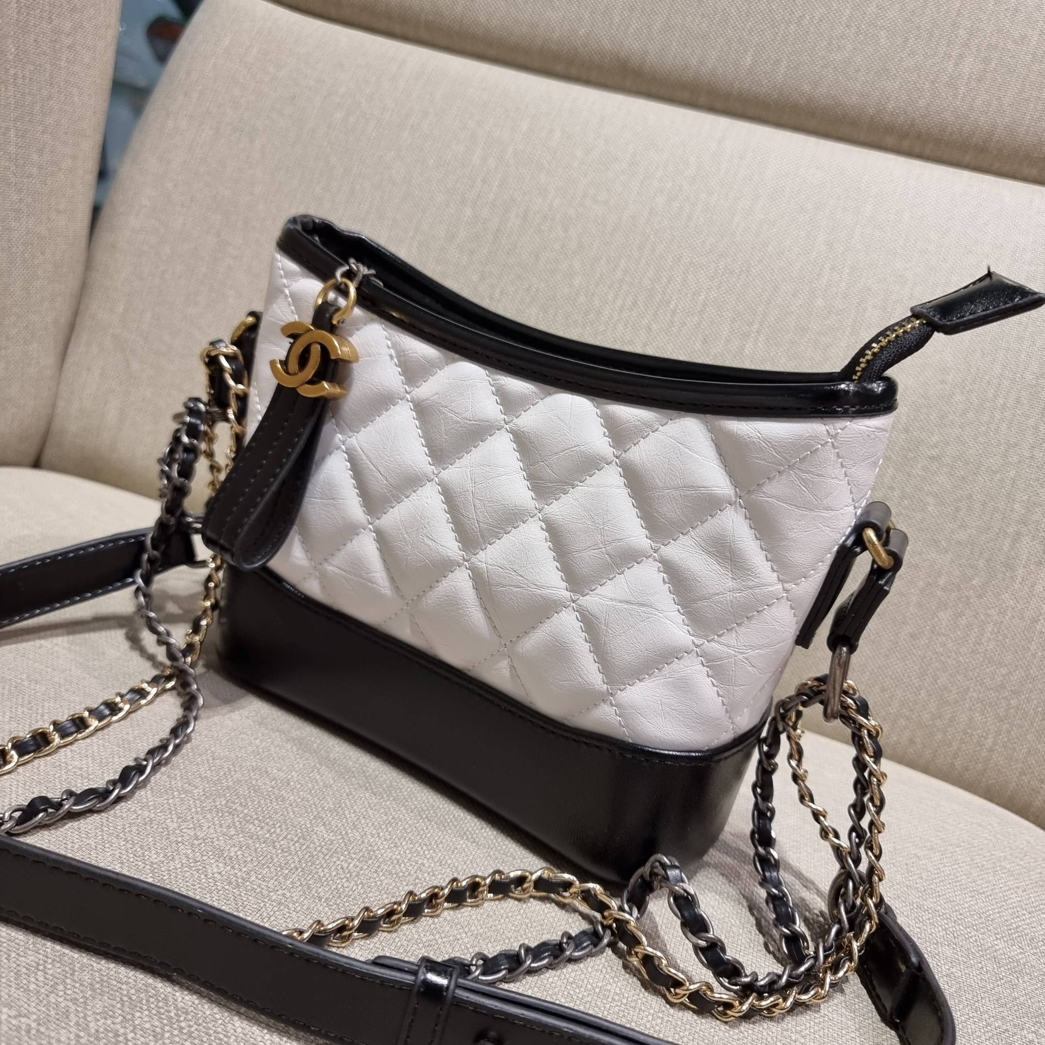 9" CHANEL SHOULDER BAG / CHANEL GABRIELLE HOBO BAG ไซส์คลาสสิค กระเป๋าสะพายข้าง/ไหล่ หนังแท้ นิ่ม หรู มาพร้อมพวงกุญแจสัญลักษณ์แบรนด์ อะไหล่พร้อมโซ่สะพายสีทองสลับสีเงินรมดำ สามารถสะพาย crossbody หรือสะพายไหล่ได้หมด สะพายแล้วขับผิวมากๆ เปิด-ปิดกระเป๋าด